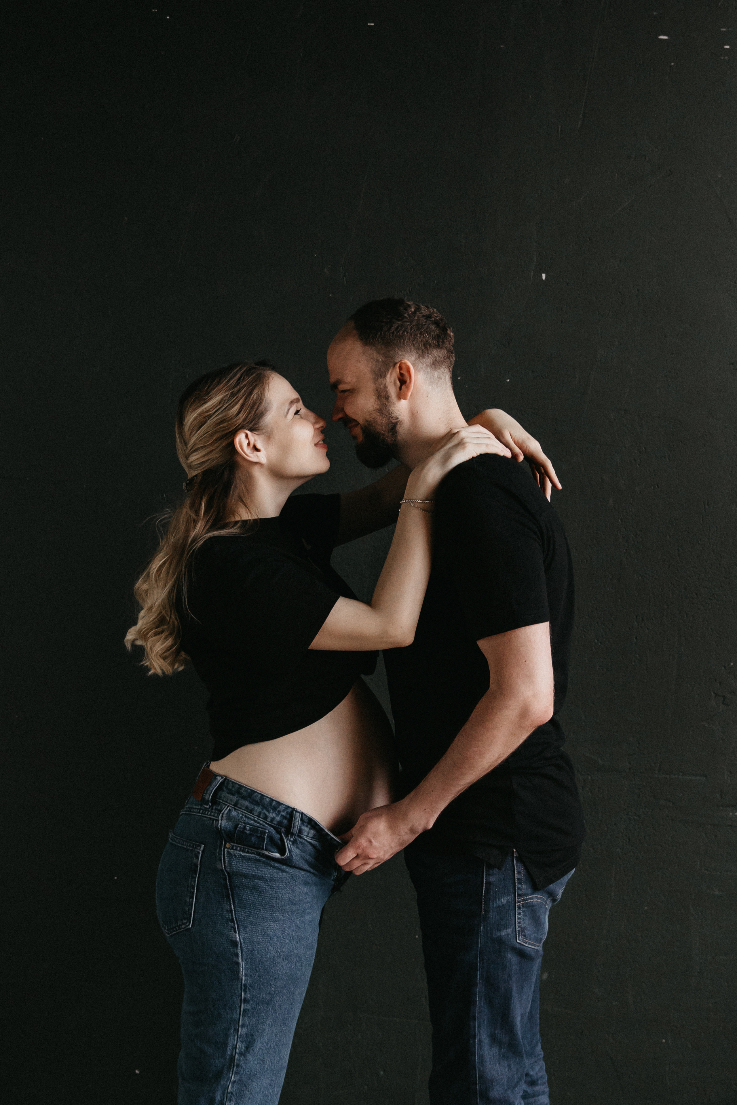 Стильная фотосессия беременности в фотостудии в Москве 2023