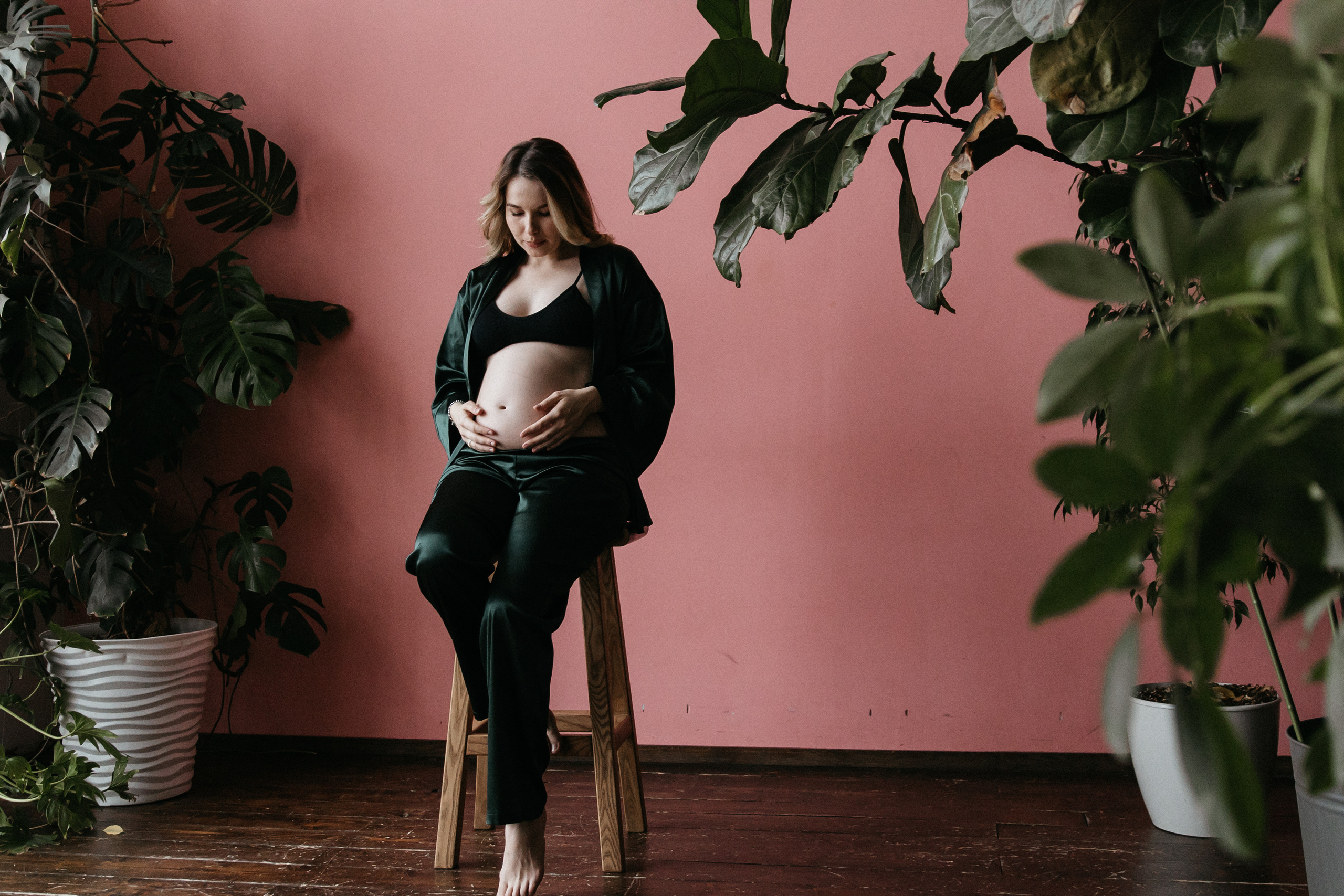 Стильная фотосессия беременности в фотостудии в Москве 2023