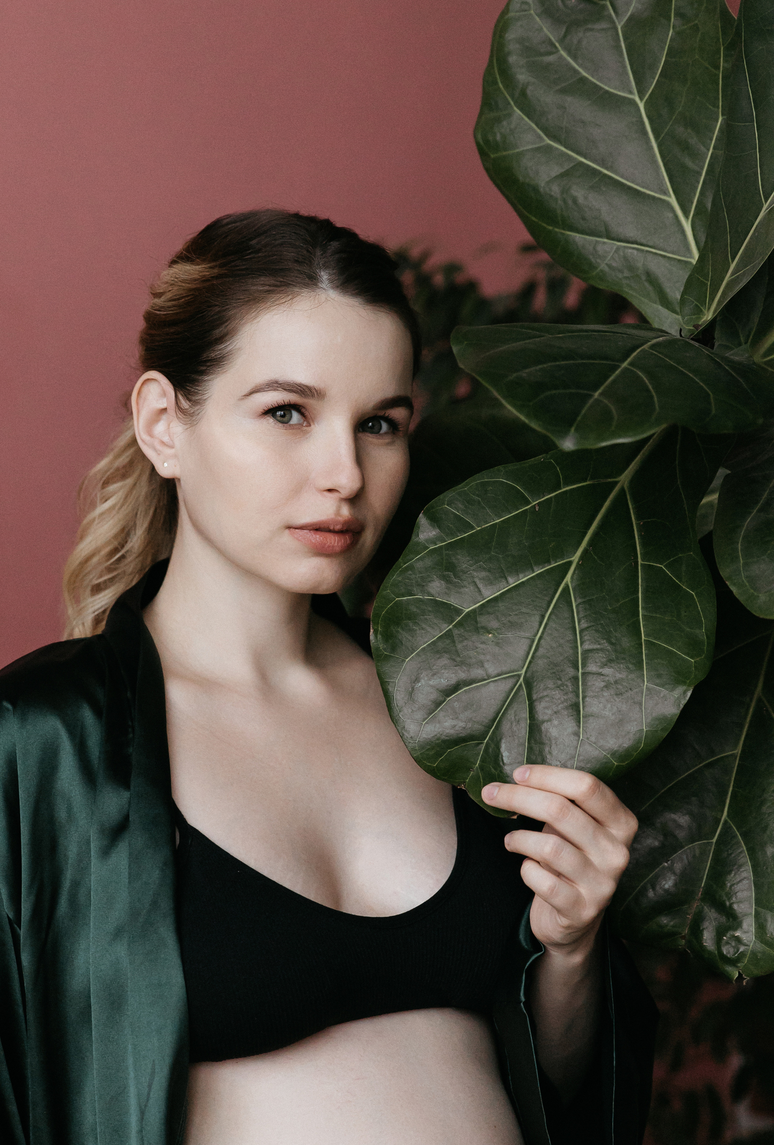 Стильная фотосессия беременности в фотостудии в Москве 2023