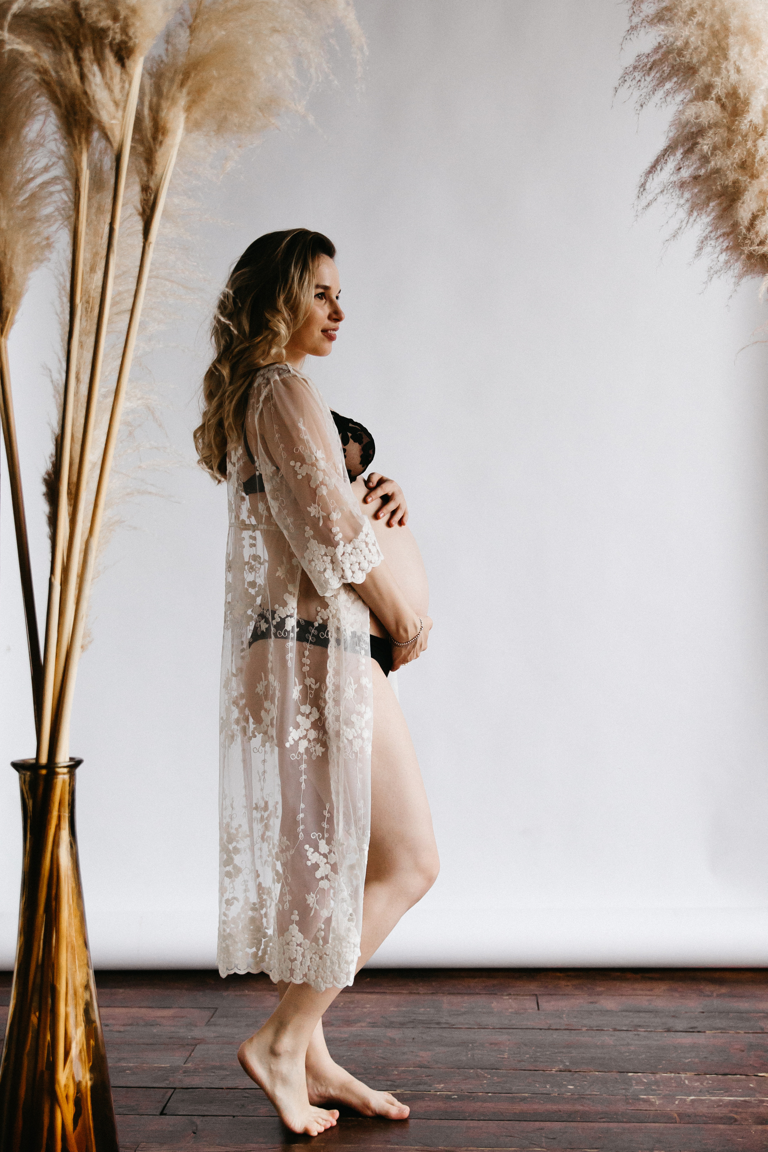 Стильная фотосессия беременности в фотостудии в Москве 2023