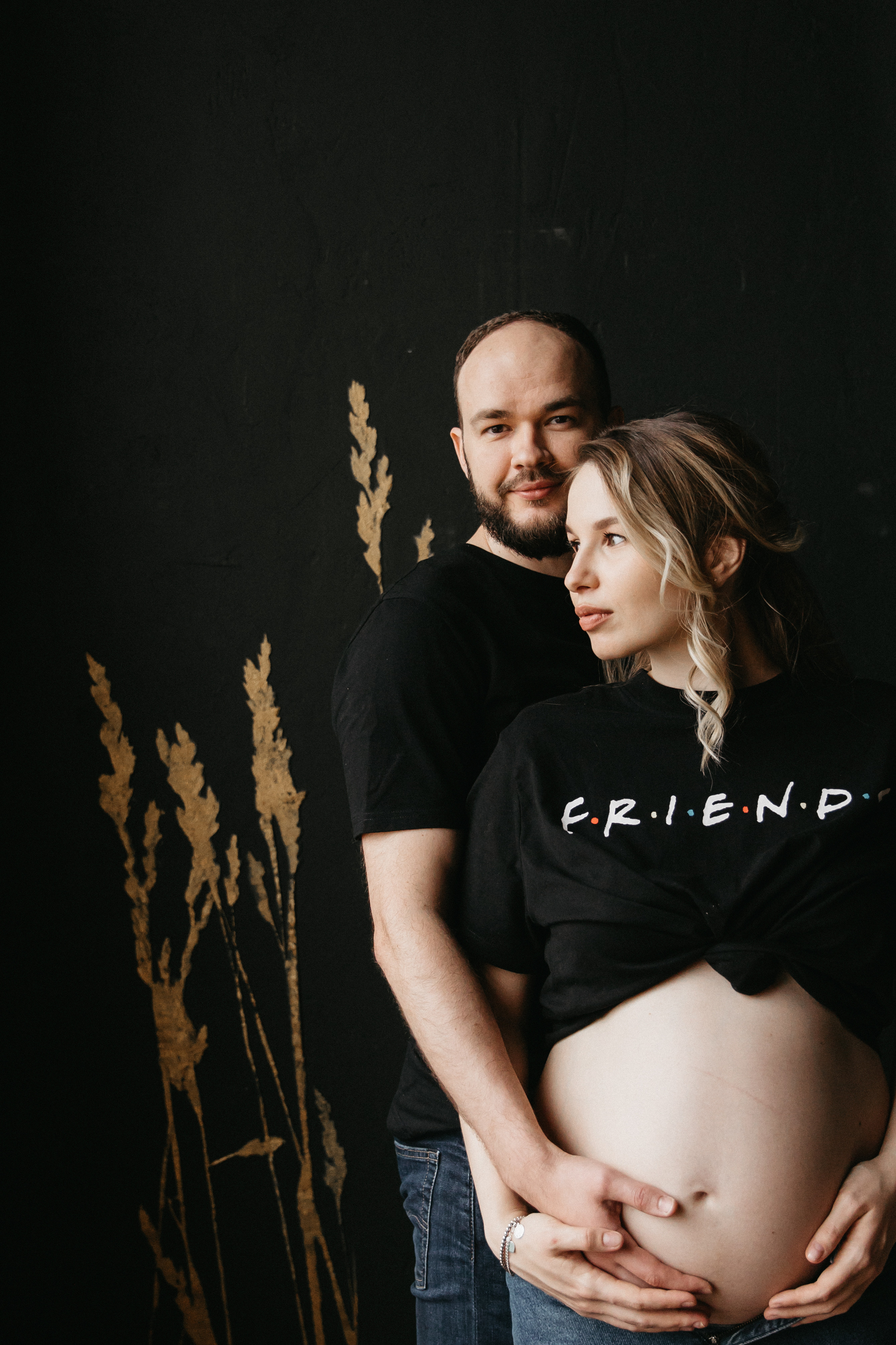 Стильная фотосессия беременности в фотостудии в Москве 2023