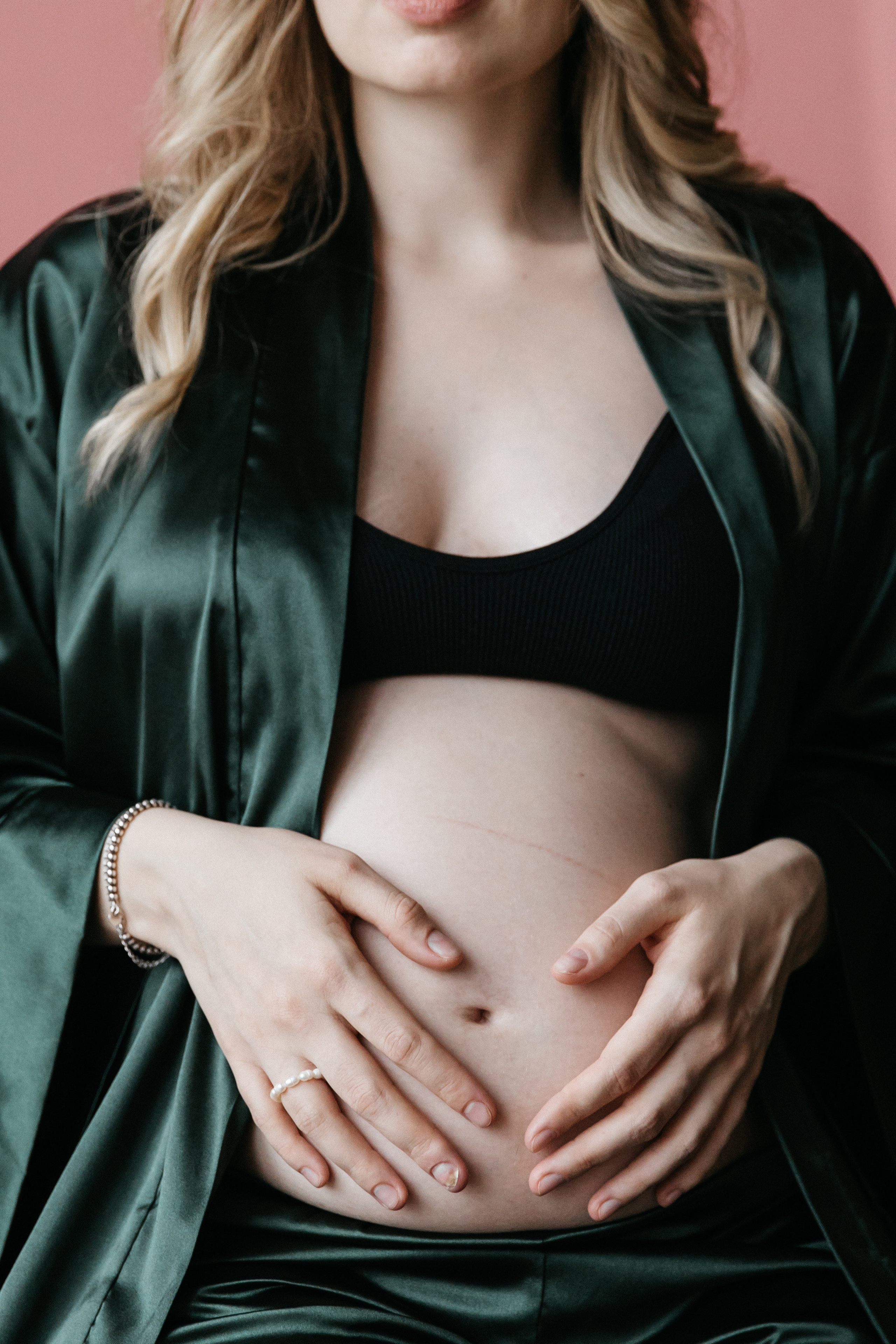 Стильная фотосессия беременности в фотостудии в Москве 2023