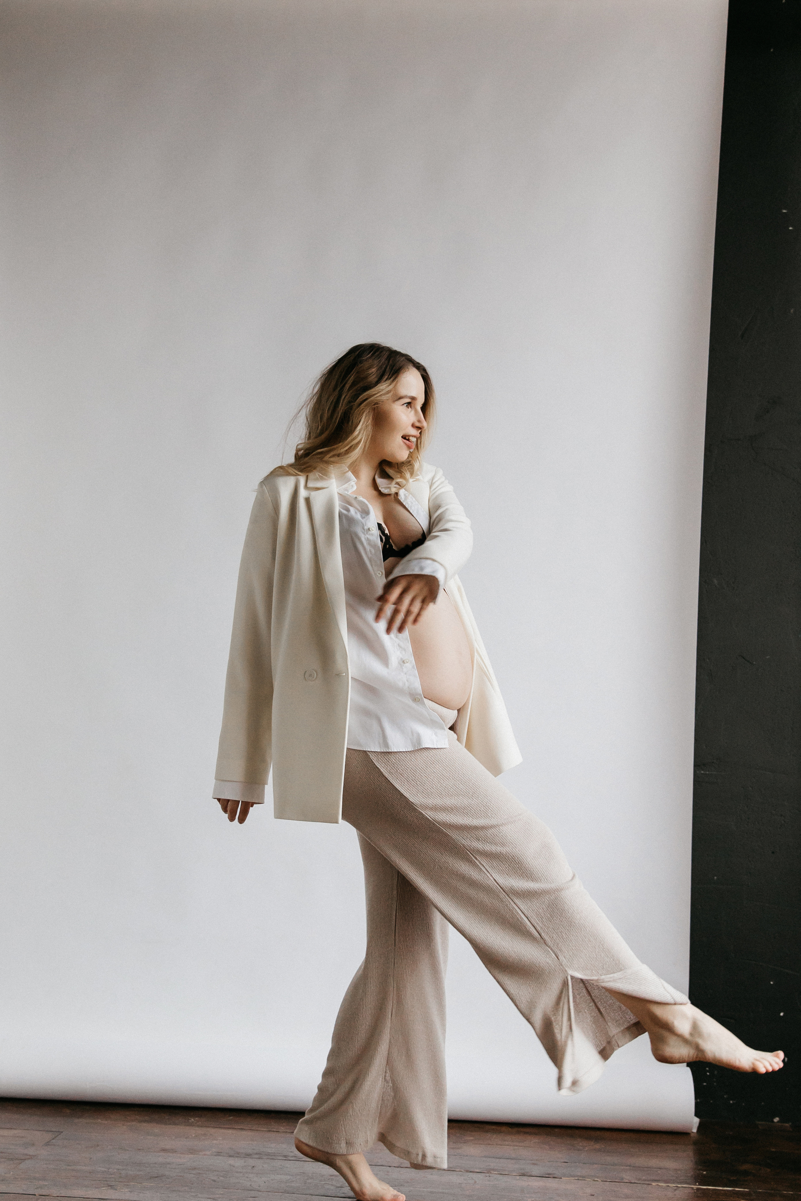 Стильная фотосессия беременности в фотостудии в Москве 2023