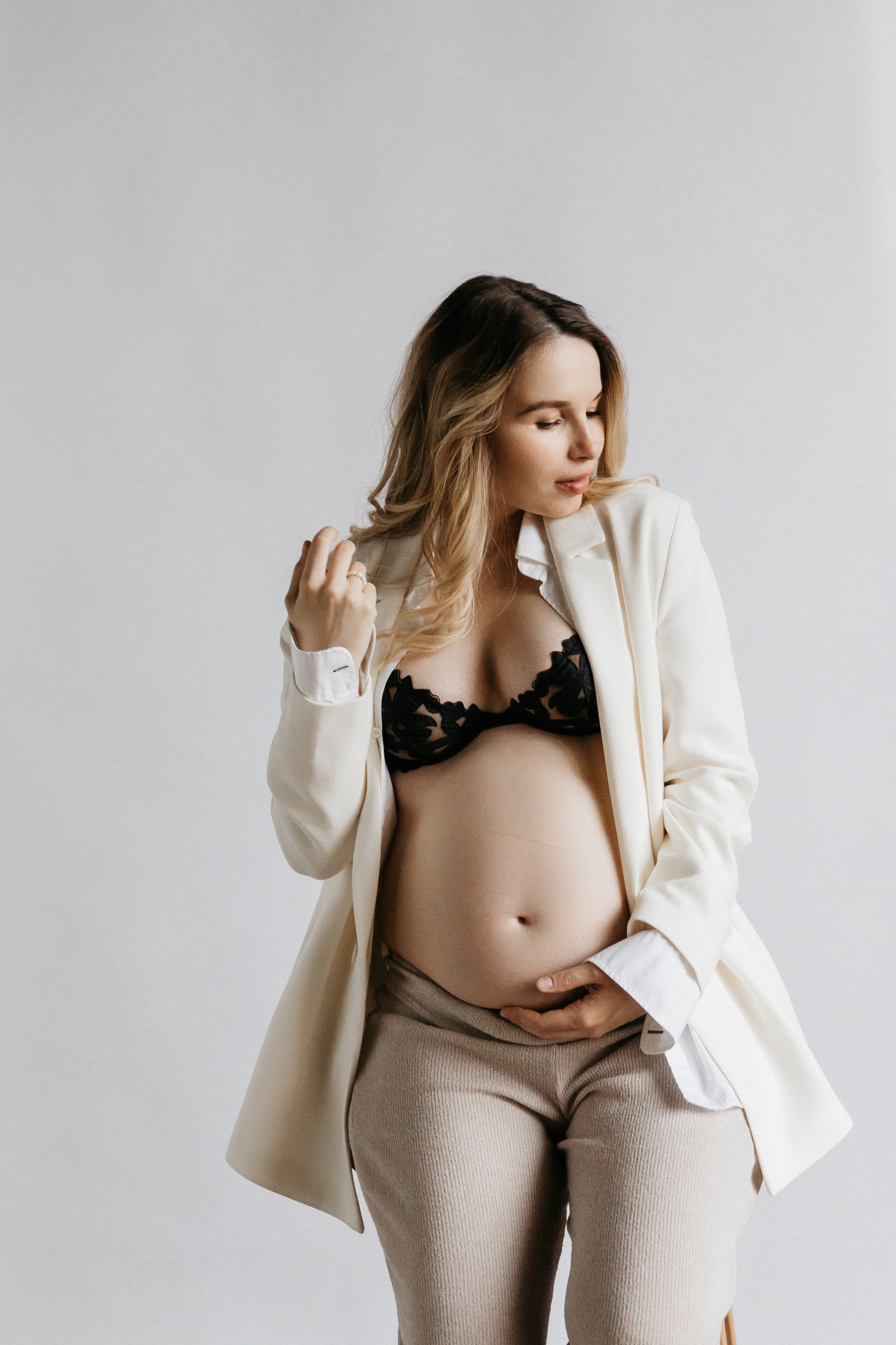 Стильная фотосессия беременности в фотостудии в Москве 2023