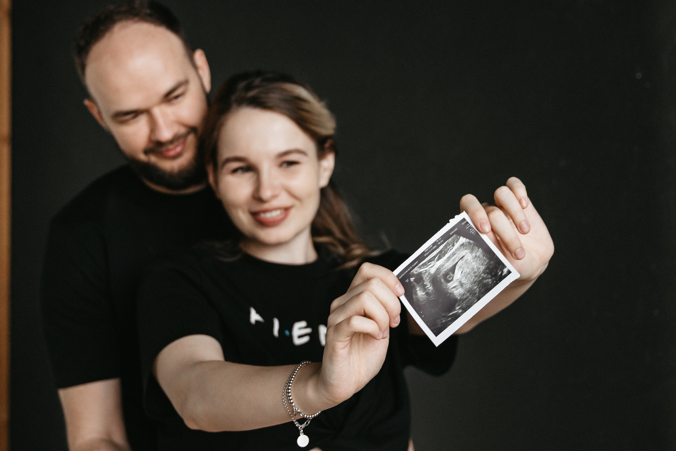 Стильная фотосессия беременности в фотостудии в Москве 2023