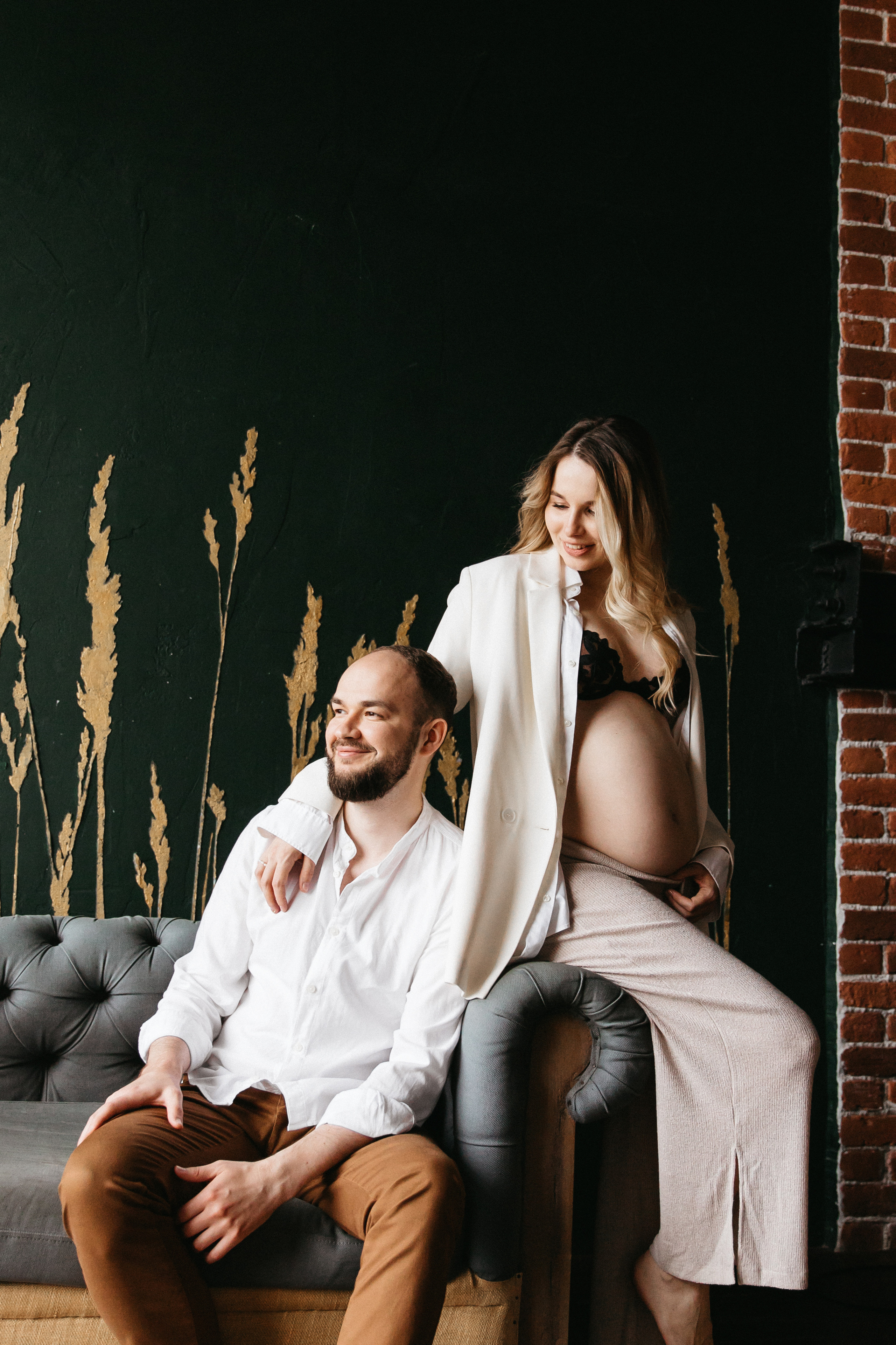 Стильная фотосессия беременности в фотостудии в Москве 2023