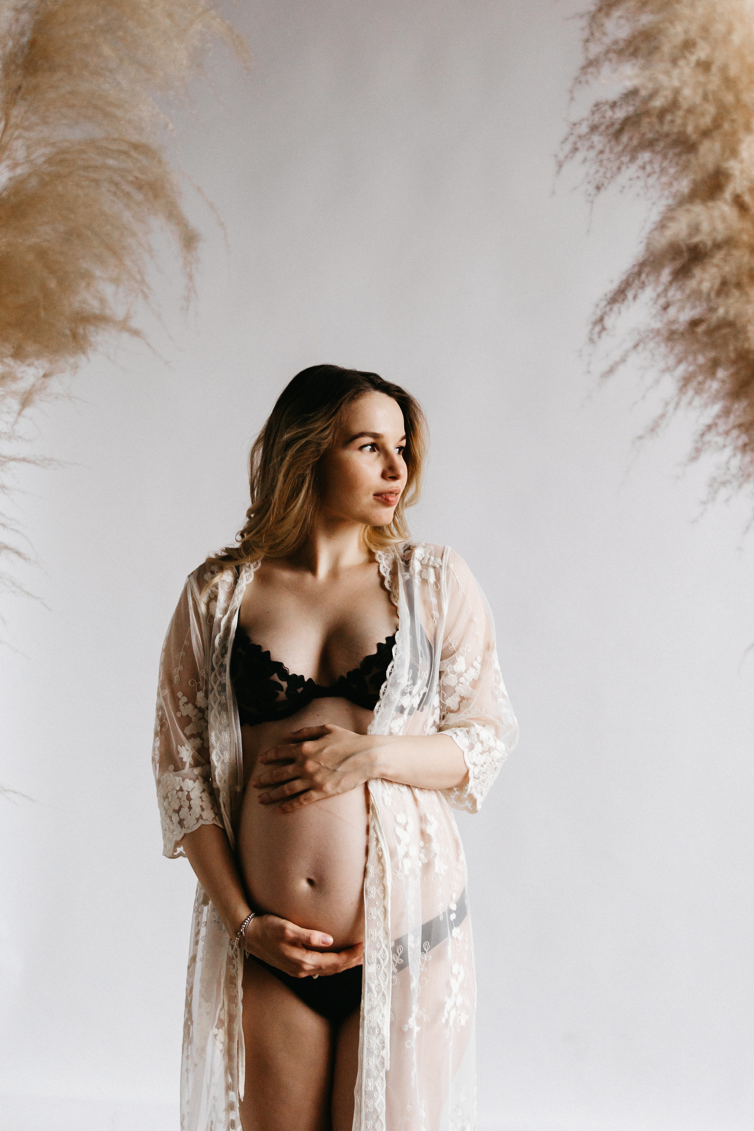 Стильная фотосессия беременности в фотостудии в Москве 2023