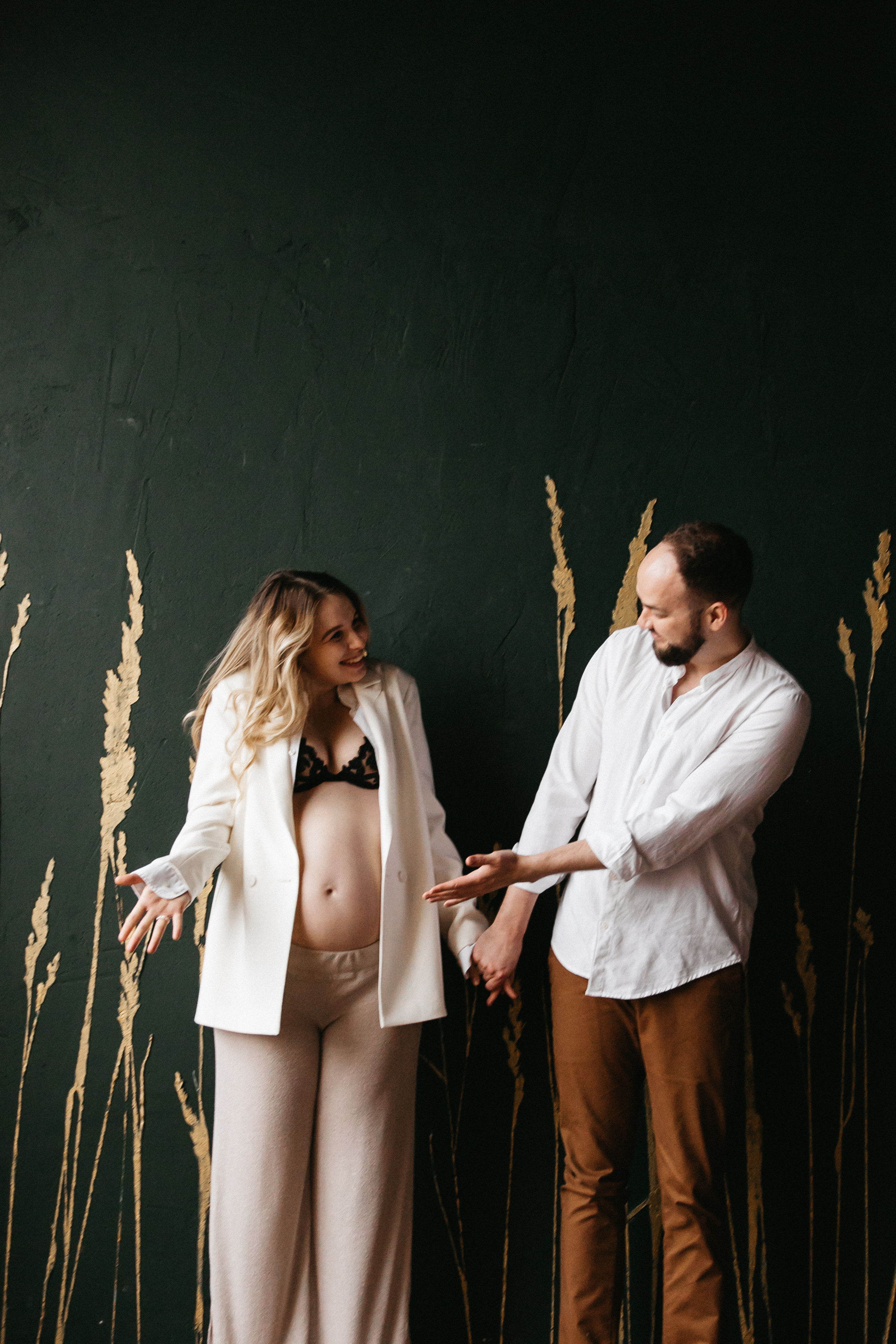 Стильная фотосессия беременности в фотостудии в Москве 2023