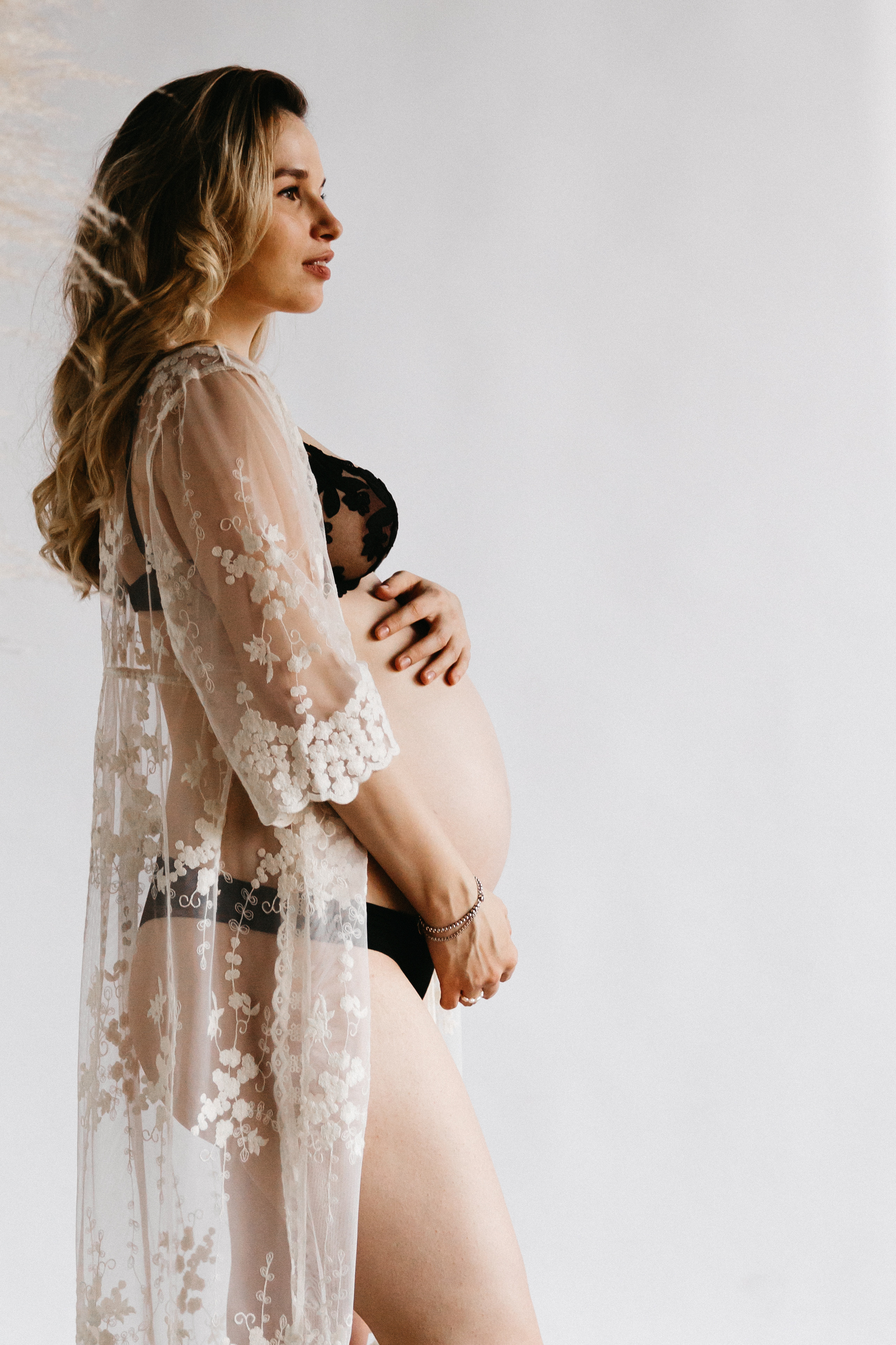 Стильная фотосессия беременности в фотостудии в Москве 2023