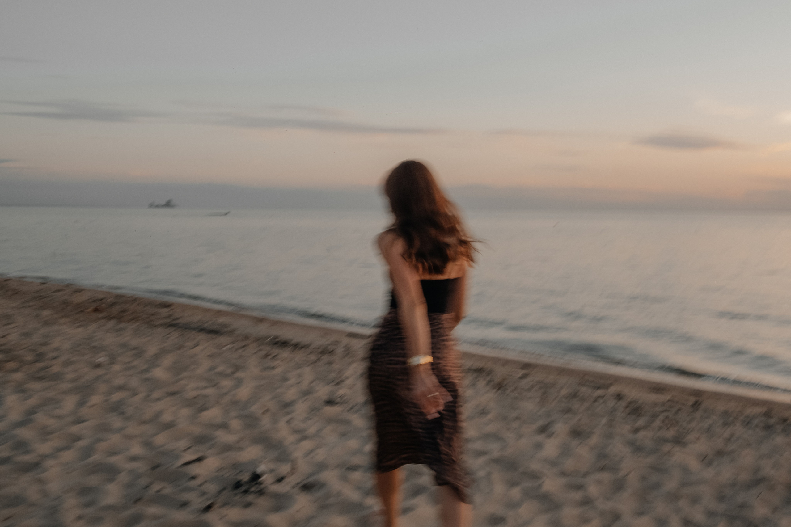 Катя с дочками на берегу. Фотограф в Новосибирске Диана Ильиных