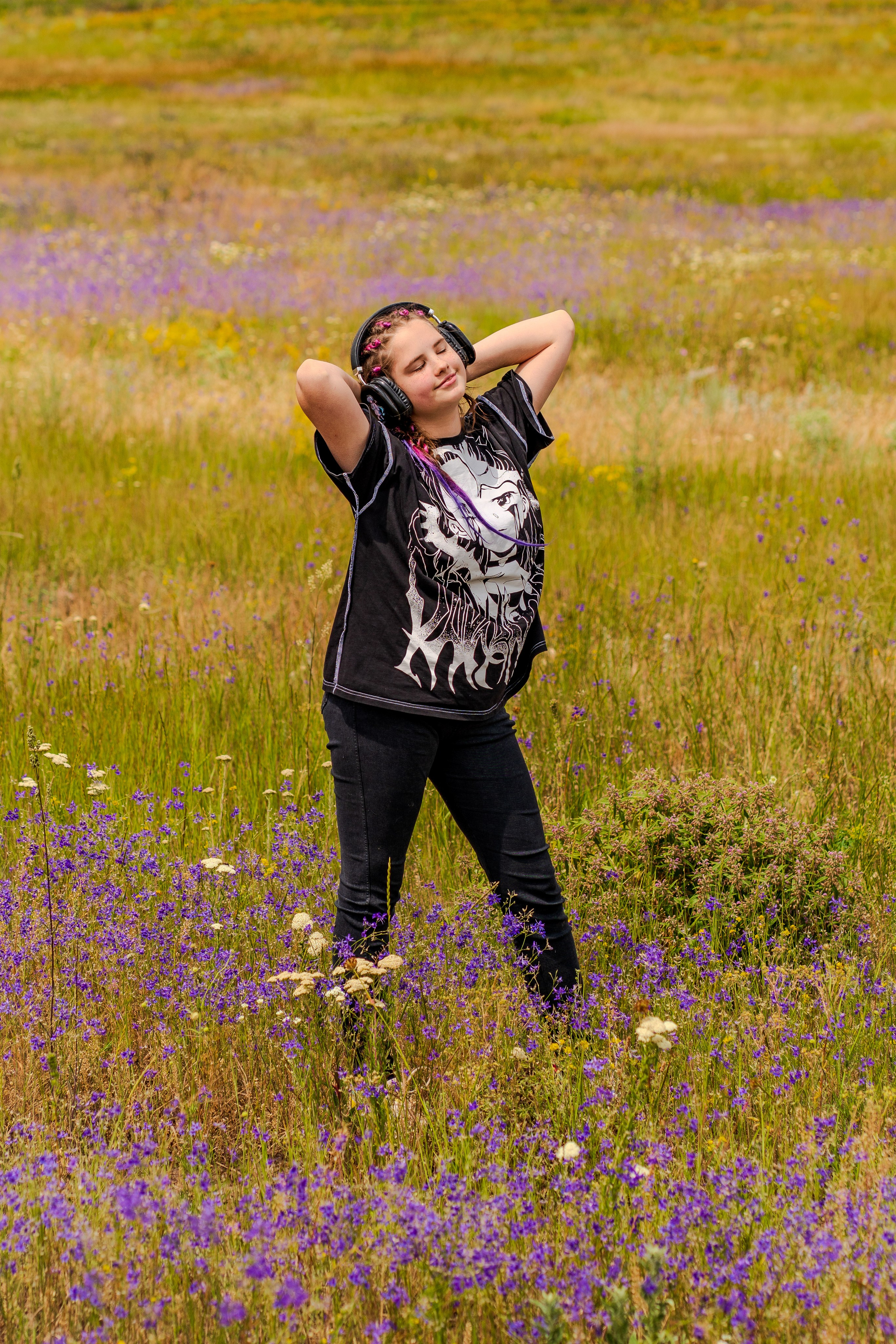 Девочка в наушниках стоит в фиолетовом поле, девочка слушает музыку в поле,  девочка в наушниках, детская фотоссесия, подросток в черной одежде слушает музыку посреди поля