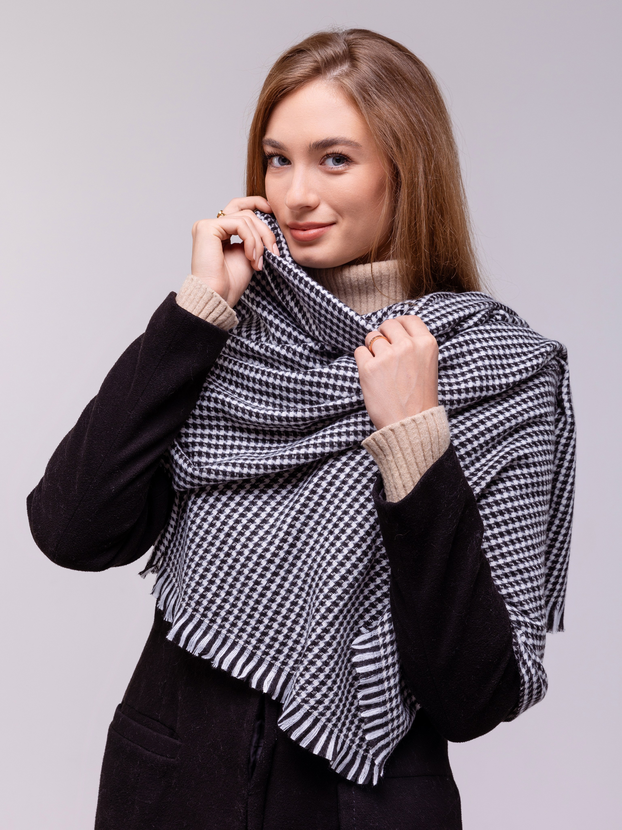 На портрете девушка укутывается в шарф.На