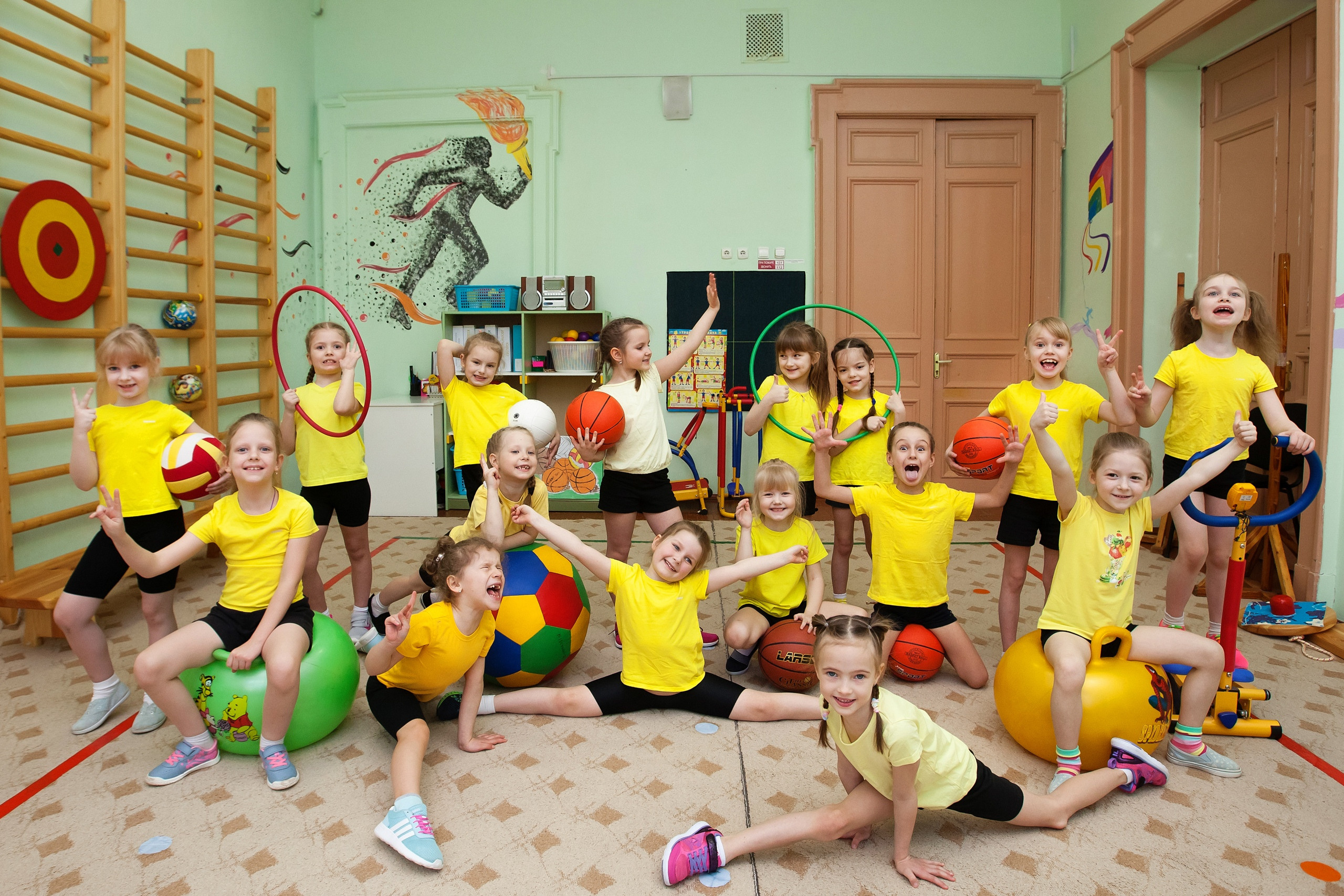 Фотография для выпускных альбомов в детском саду в выпускной группе в подготовительной группе детей фотограф для выпускных альбомов фото детей физкультура в детском саду занятия в детском саду игры в детском саду 