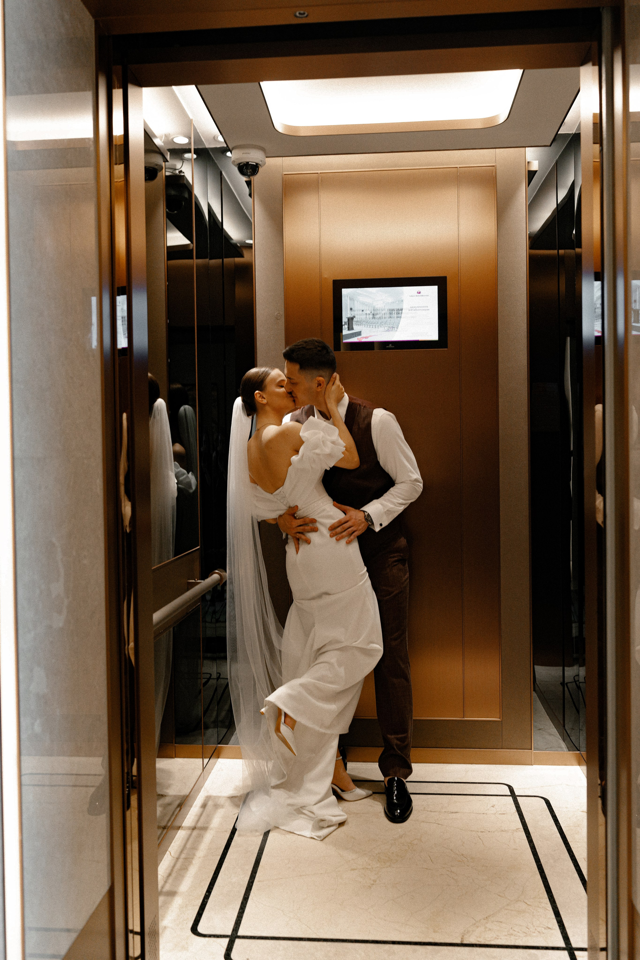 Свадебная фотосессия в Бутырском ЗАГС (Дворец Бракосочетания № 4) и прогулка в отеле Solux (Солюкс)