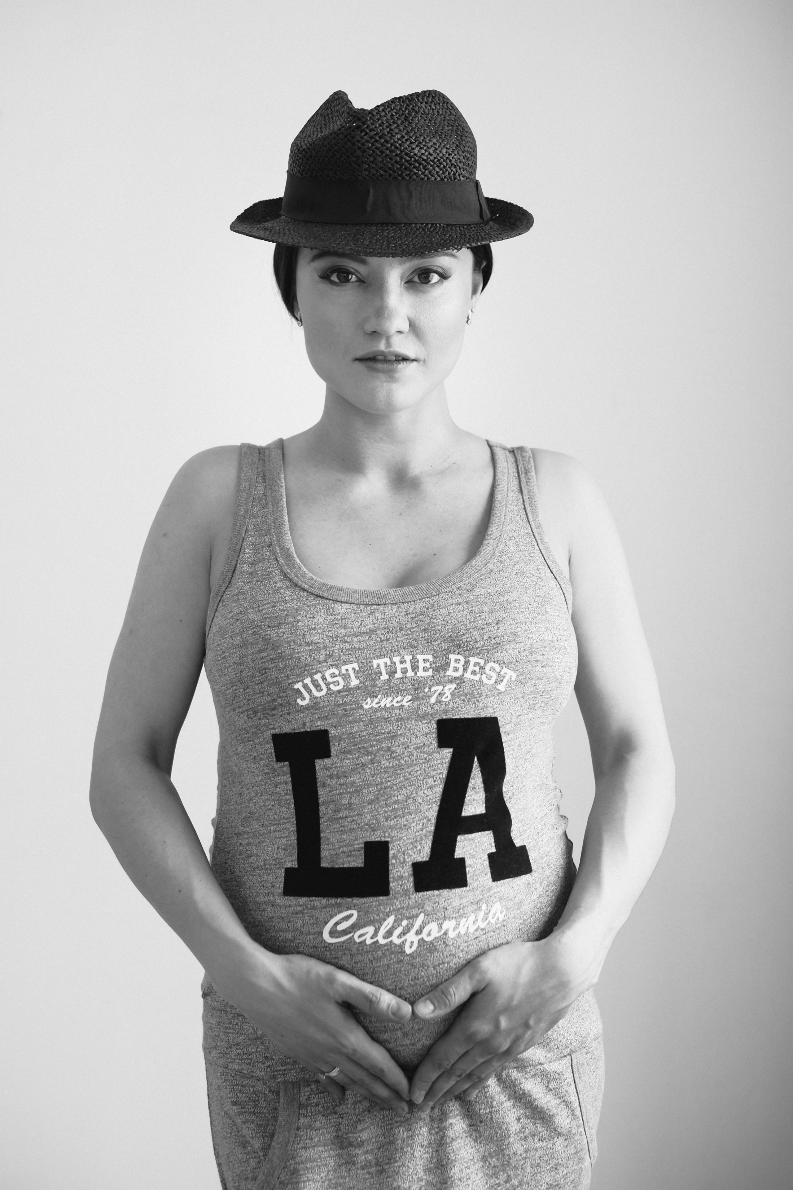 Съемка для двух беременных подруг в светлой студии. Фотографы в Москве Светлана Устинова и Сергей Грачев