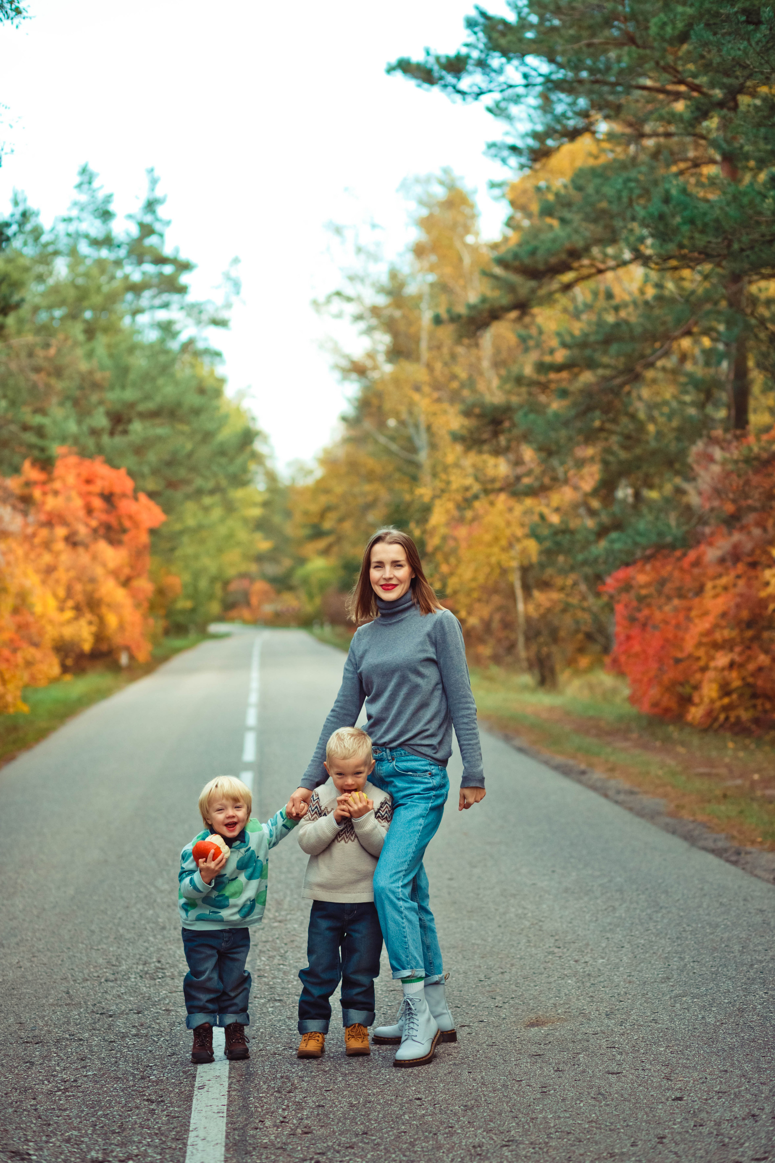 Катя с ребятами. Фотограф Зеленоградск Красильникова Елена