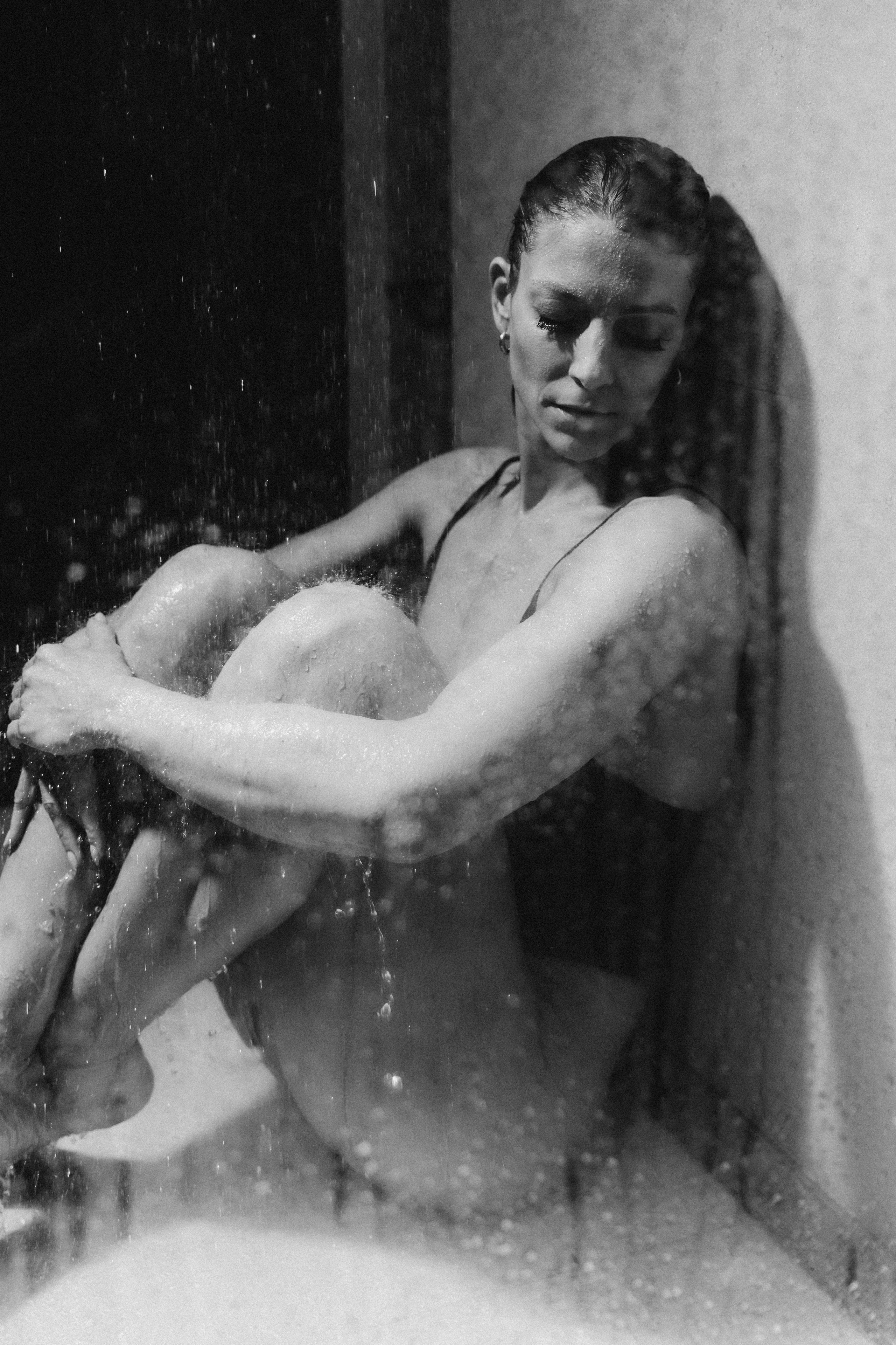 девушка в душе, грустная фотография, девушка сидит на полу, фото с каплями воды