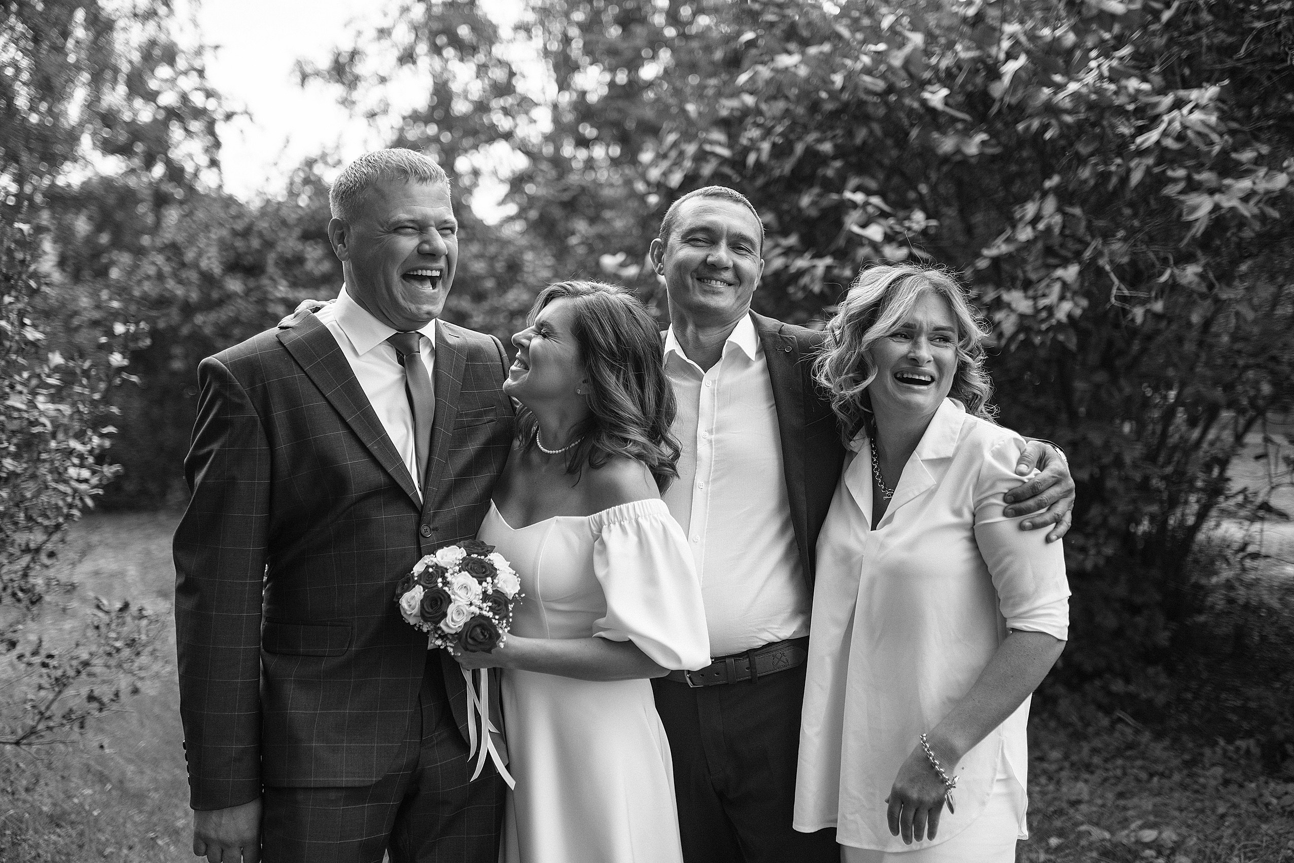 Уличная свадебная фотосессия в Краснообске. Свадебный  Фотограф Дарья Едапина Новосибирск. Фотограф Дарья Едапина Новосибирск