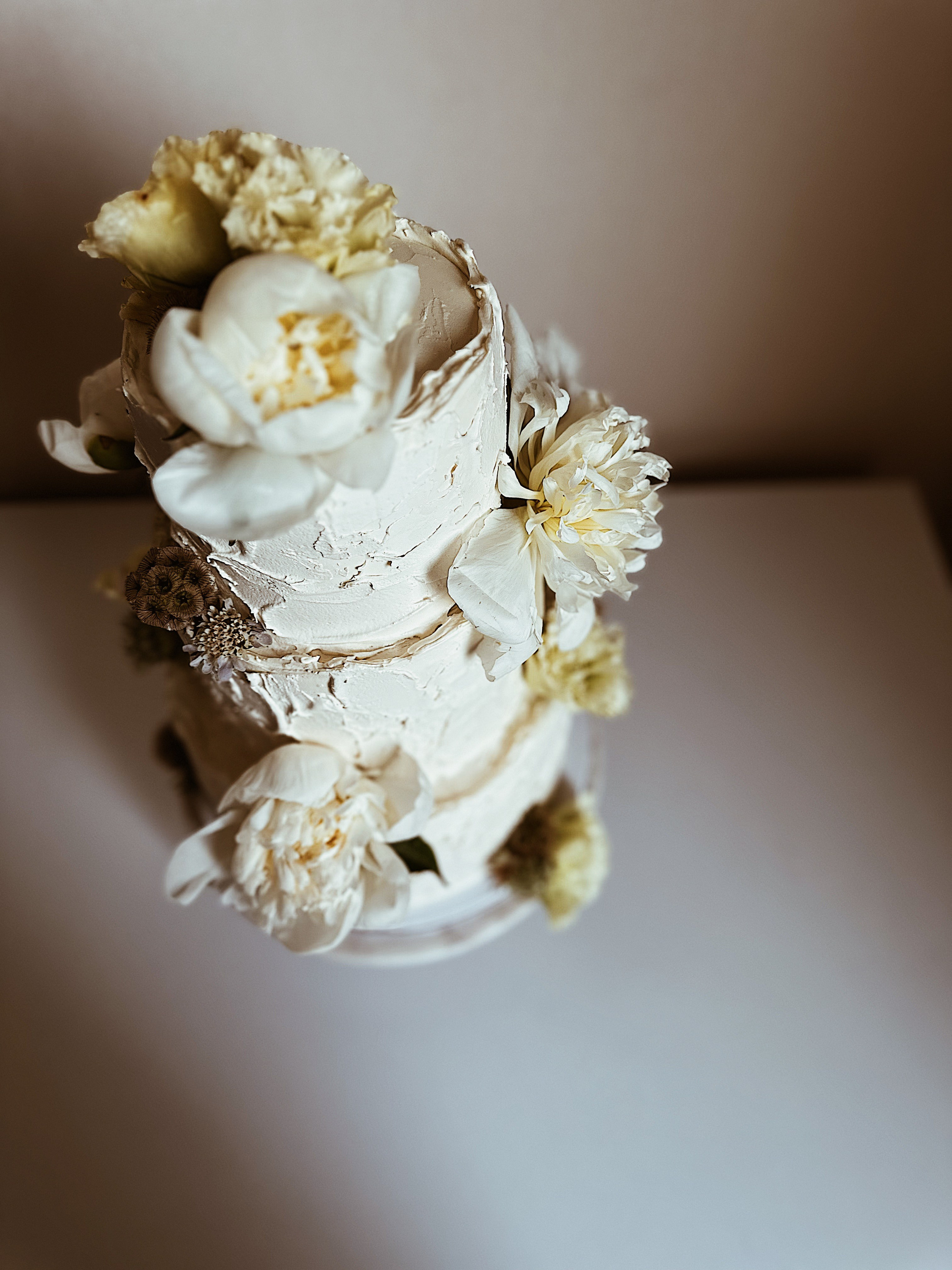 Торт с живыми цветами. Арт-кондитер в Москве Маша Шафран