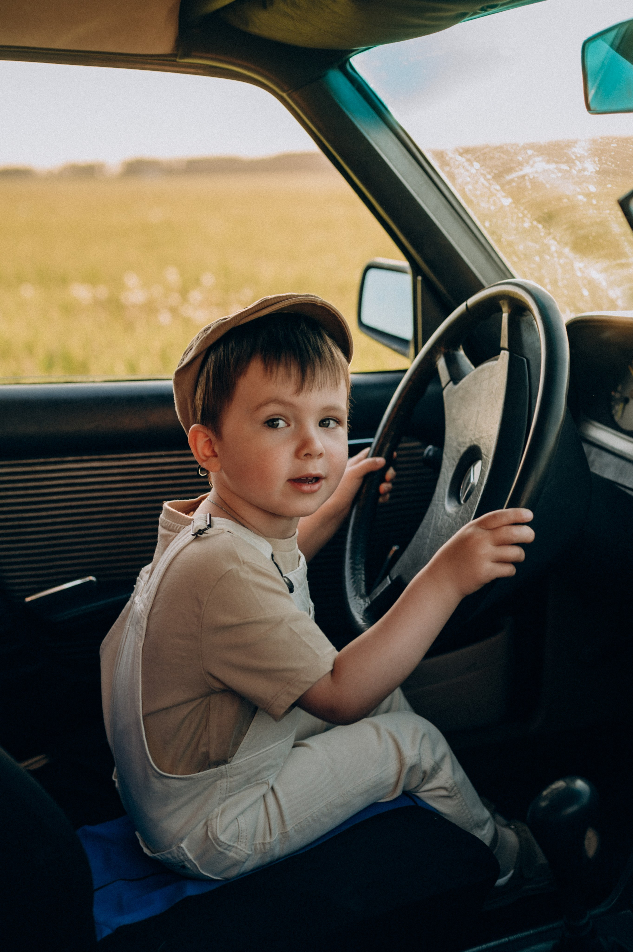 С машиной. Семейный фотограф Нагорнова Виктория