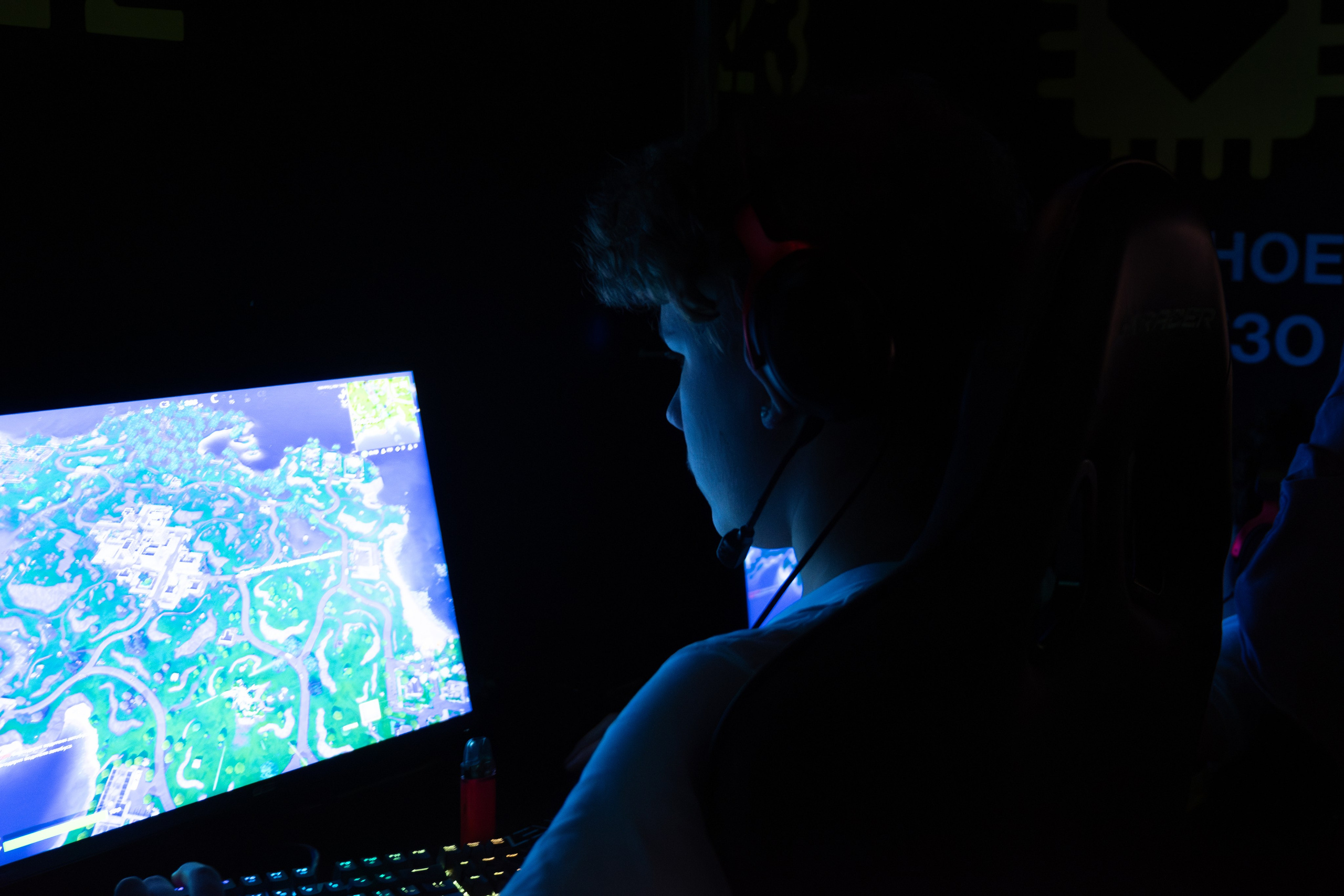 Репортаж в киберспортивном клубе Kolizeum. Фотограф мероприятий в Москве