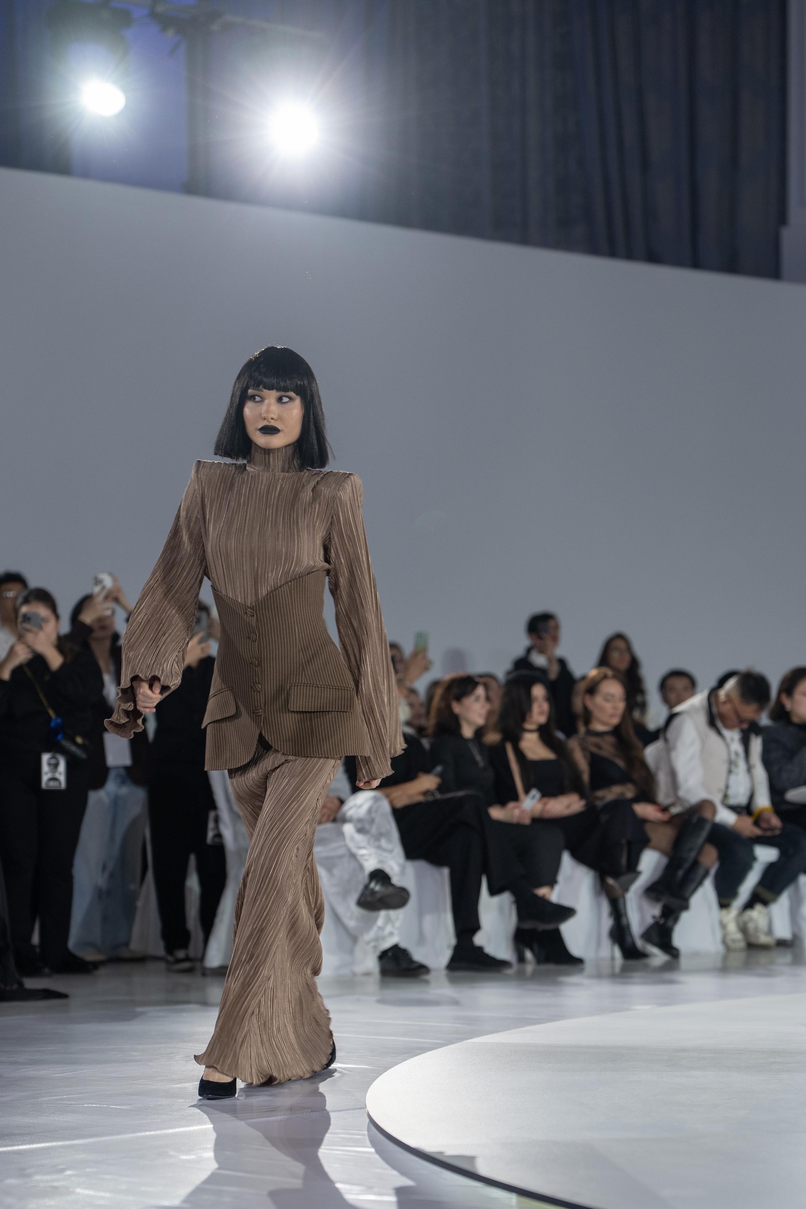 Дизайнер Umed Kuchkaliev. Сайт Алматинского НЮ АРТ, будуар и фэшн фотографа Дениса Карпенко