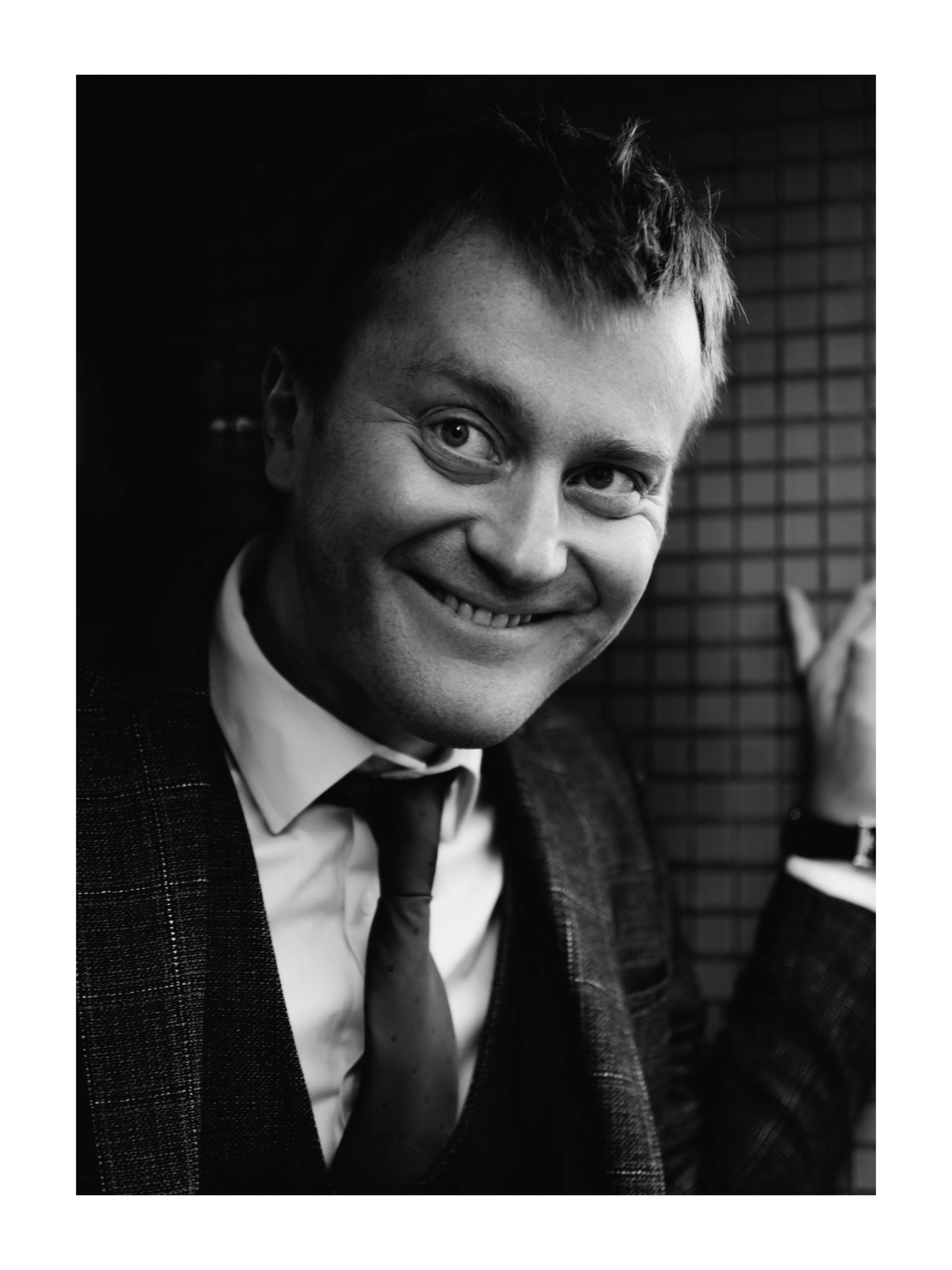 мужчина с дьявольской улыбкой