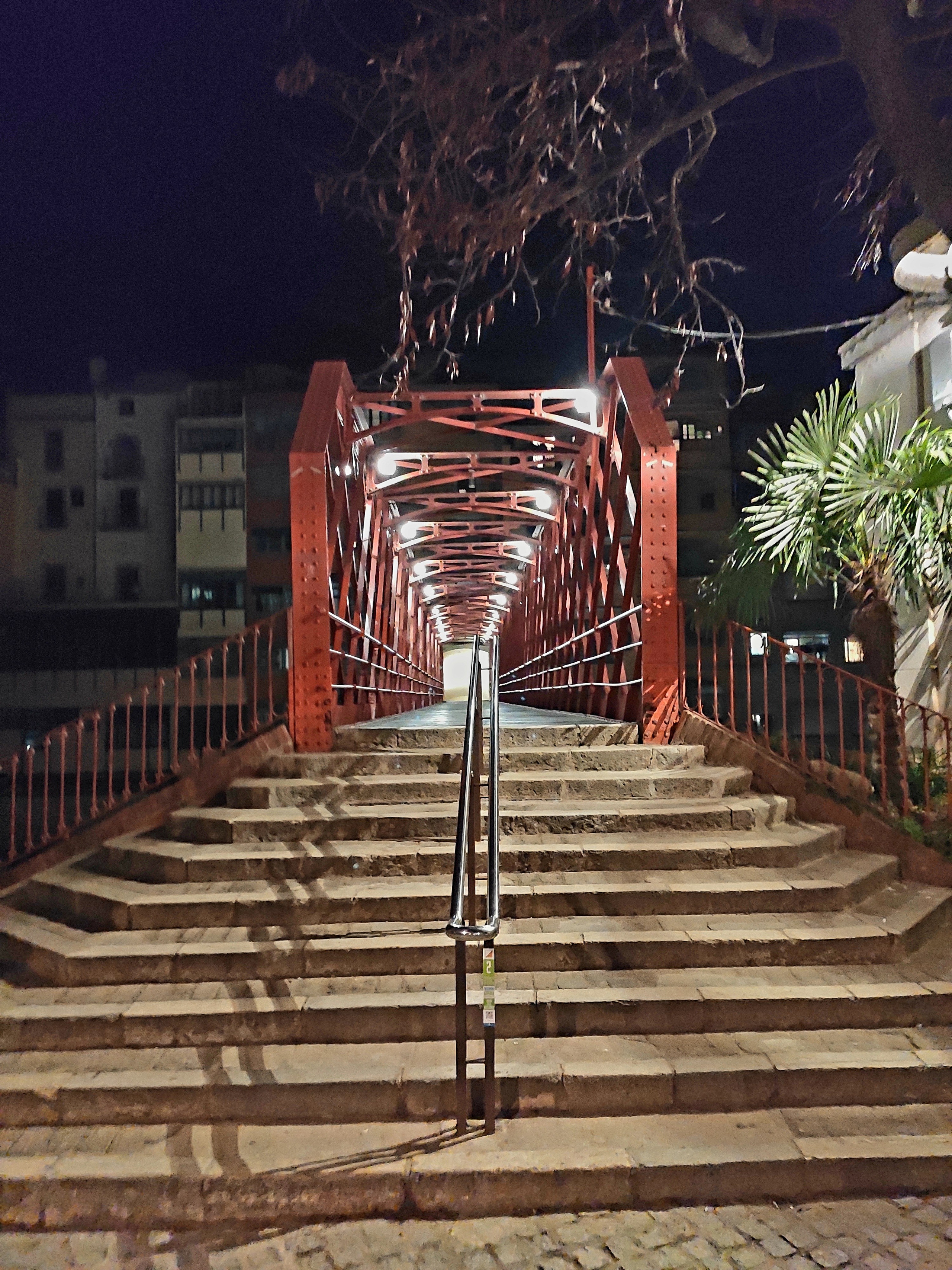 Обойти пустынный загадочный светящийся мост невозможно