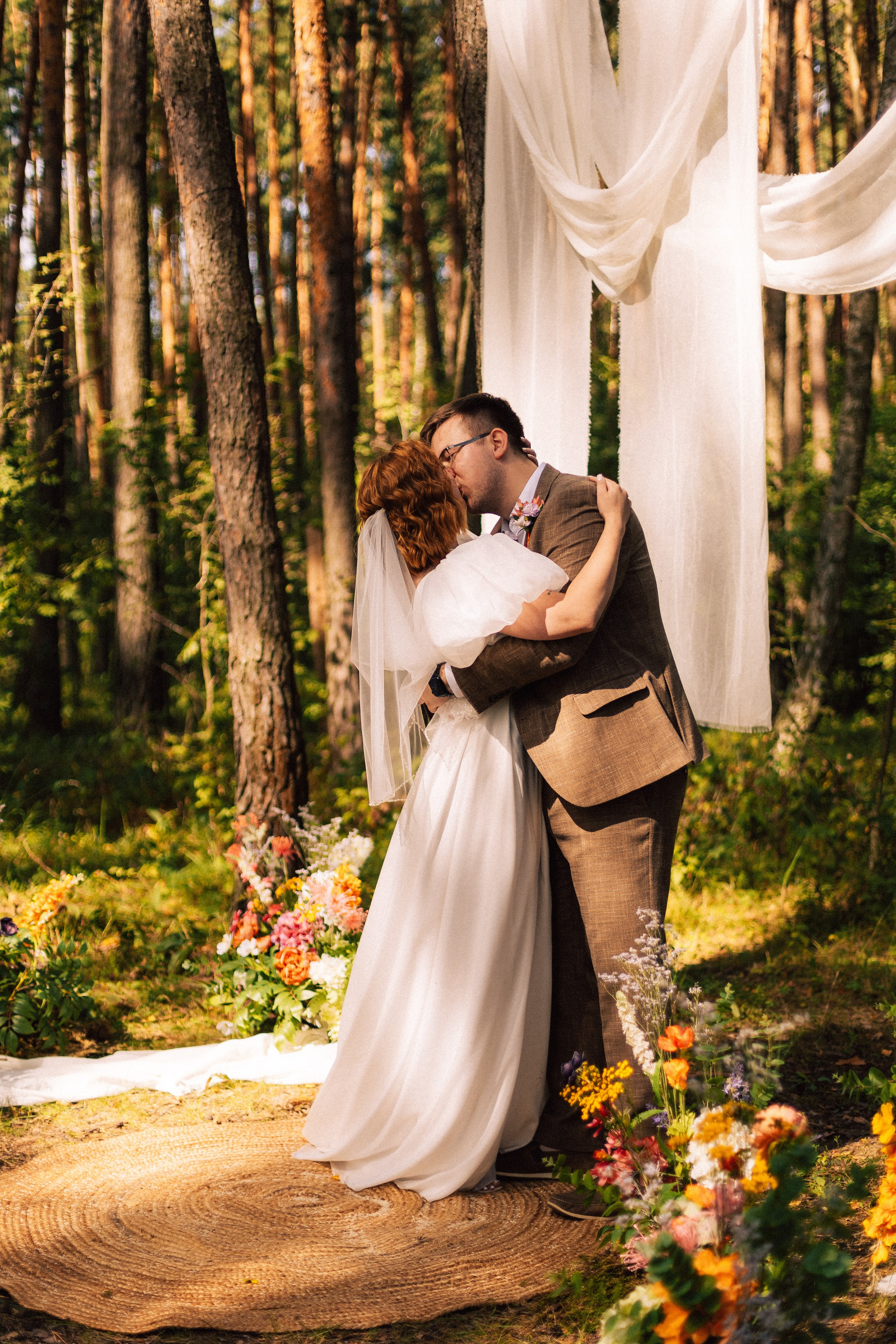 Корги свадьба в сосновом лесу. Фотограф Москва Жуковский Раменское
