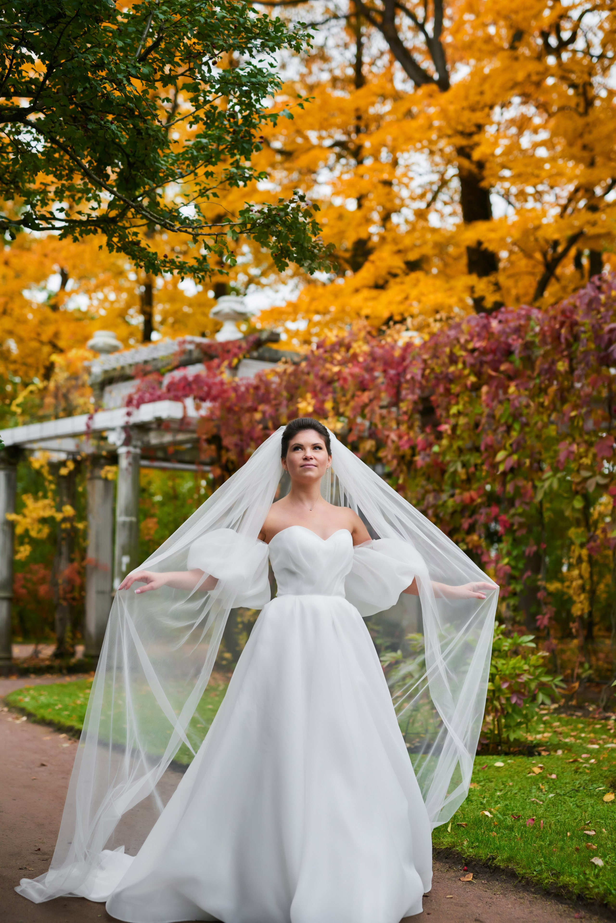 Осенняя свадебная прогулка в Екатерининском парке в Пушкине. Портретный, семейный и свадебный фотограф в Санкт-Петербурге и в Пушкине Ширяев Денис