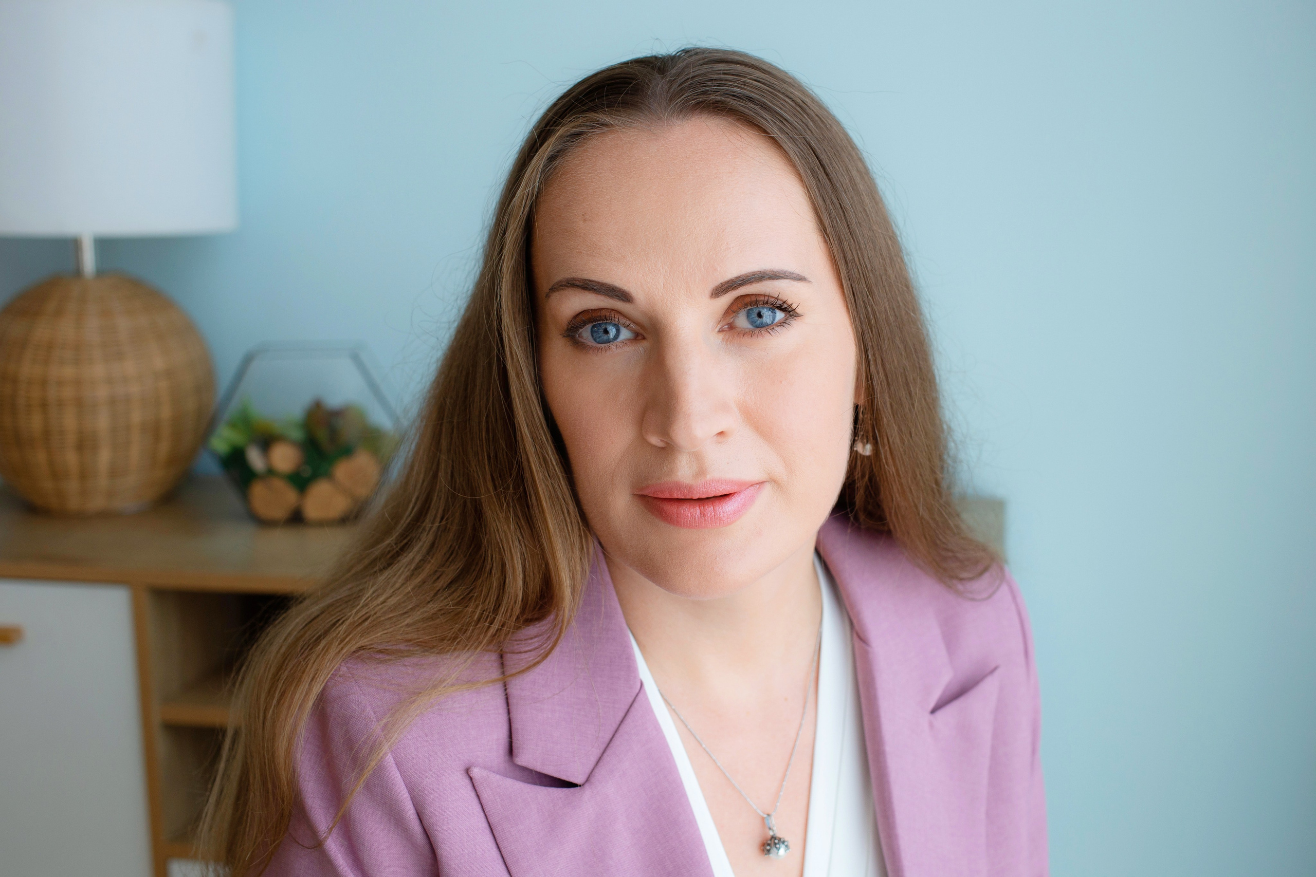 Профессиональные фото психолога для сайта и соцсетей в СПб. Портретные фотосессии, контент-съемки, репортаж