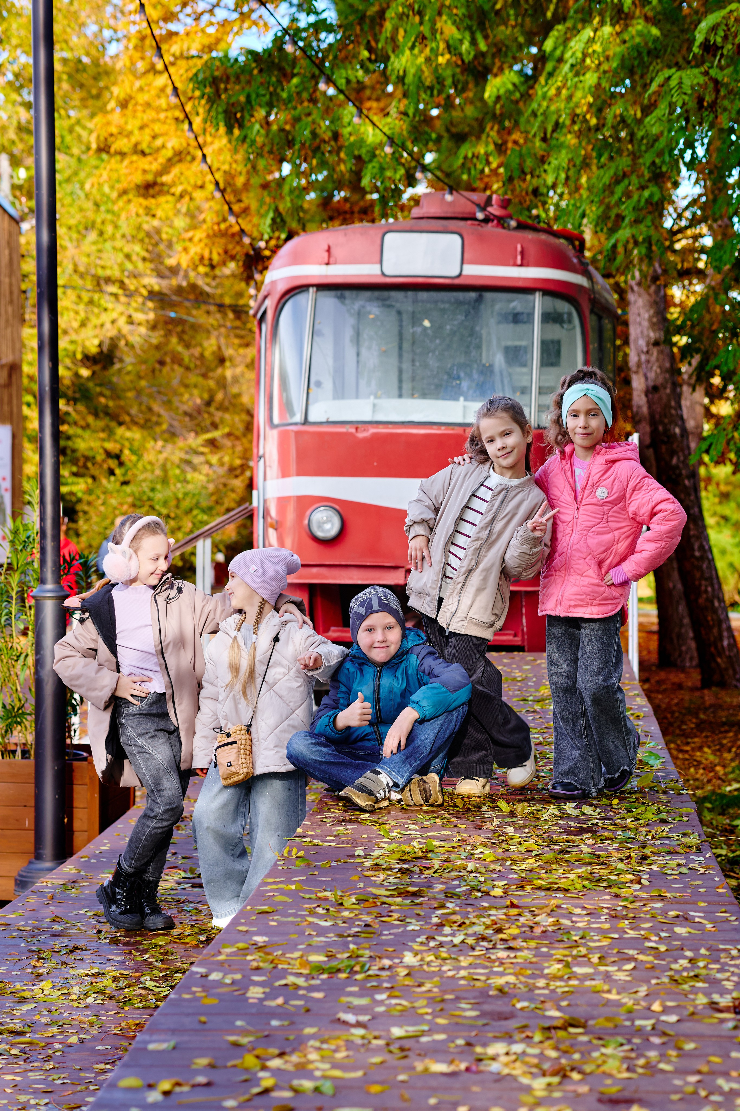 Прогулка в парке классом. Фотограф Выпускные альбомы Таганрог Сергей Коробченко