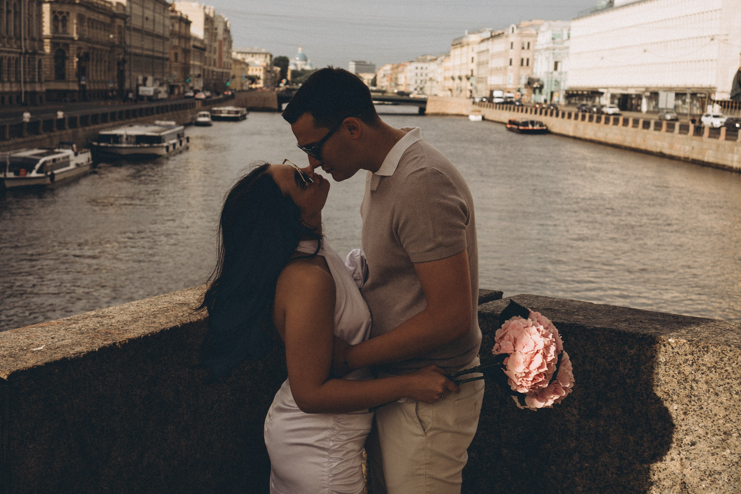 СВАДЕНБНАЯ СЬЕМКА НА КАТЕРЕ ПО КАНАЛАМ САНКТ-ПЕТЕРБУРГА И В АКВАТОРИИ НЕВЫ. Профессиональный фотограф, Санкт-Петербург — Виктория Богомолова