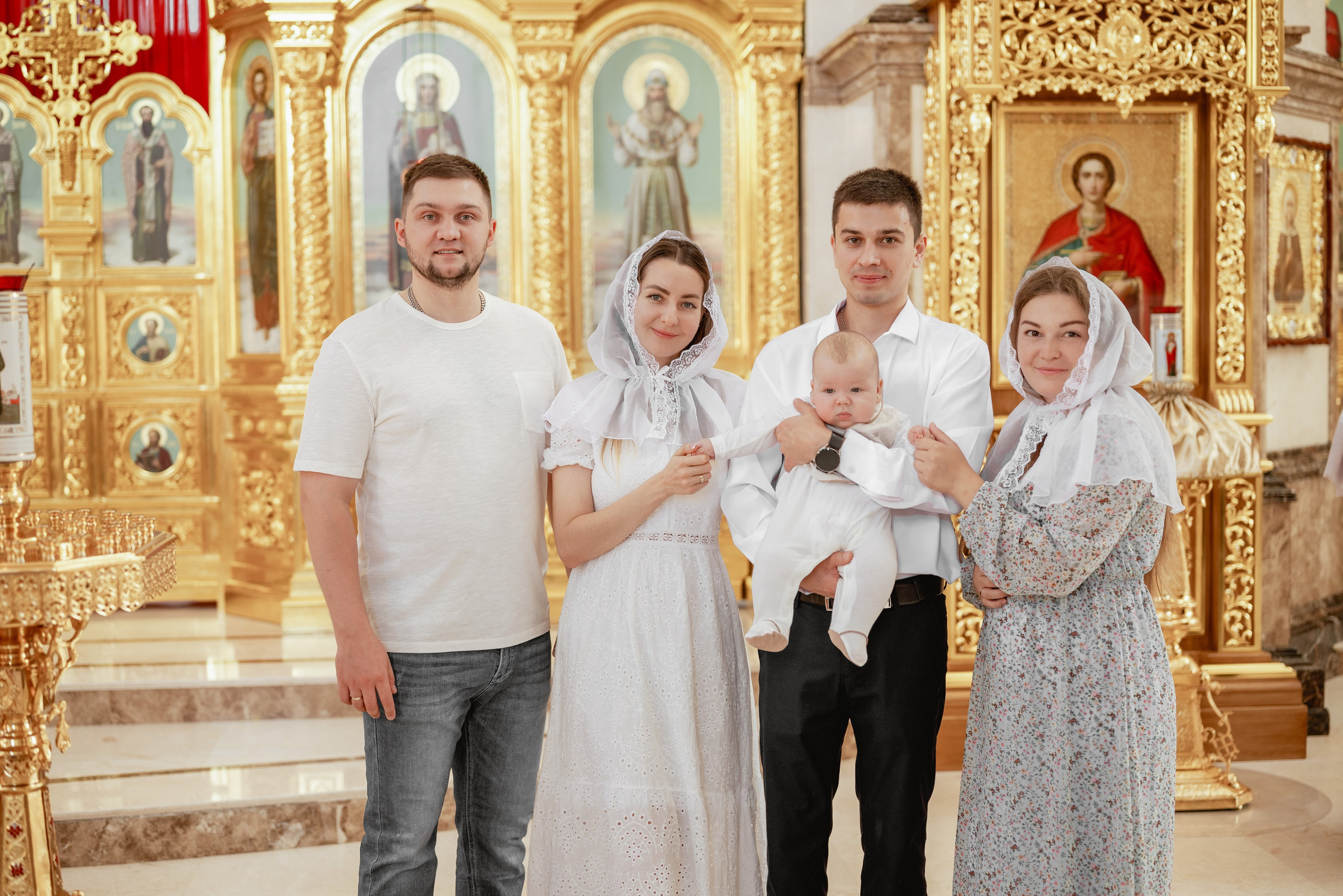 Крещение в светлом храме. Юлия Басня семейный и свадебный фотограф в Донецке