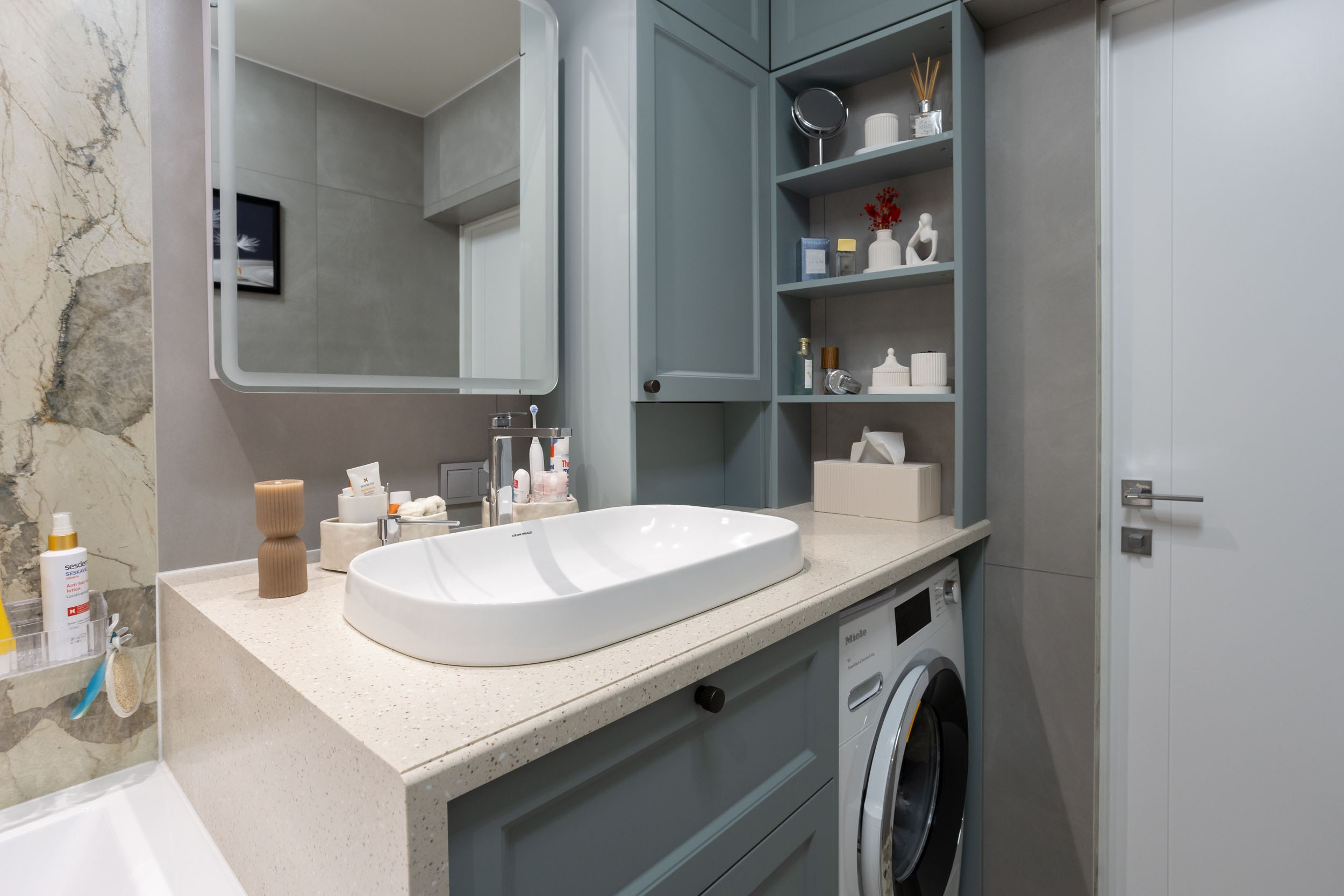 Угловой шкаф в санузле