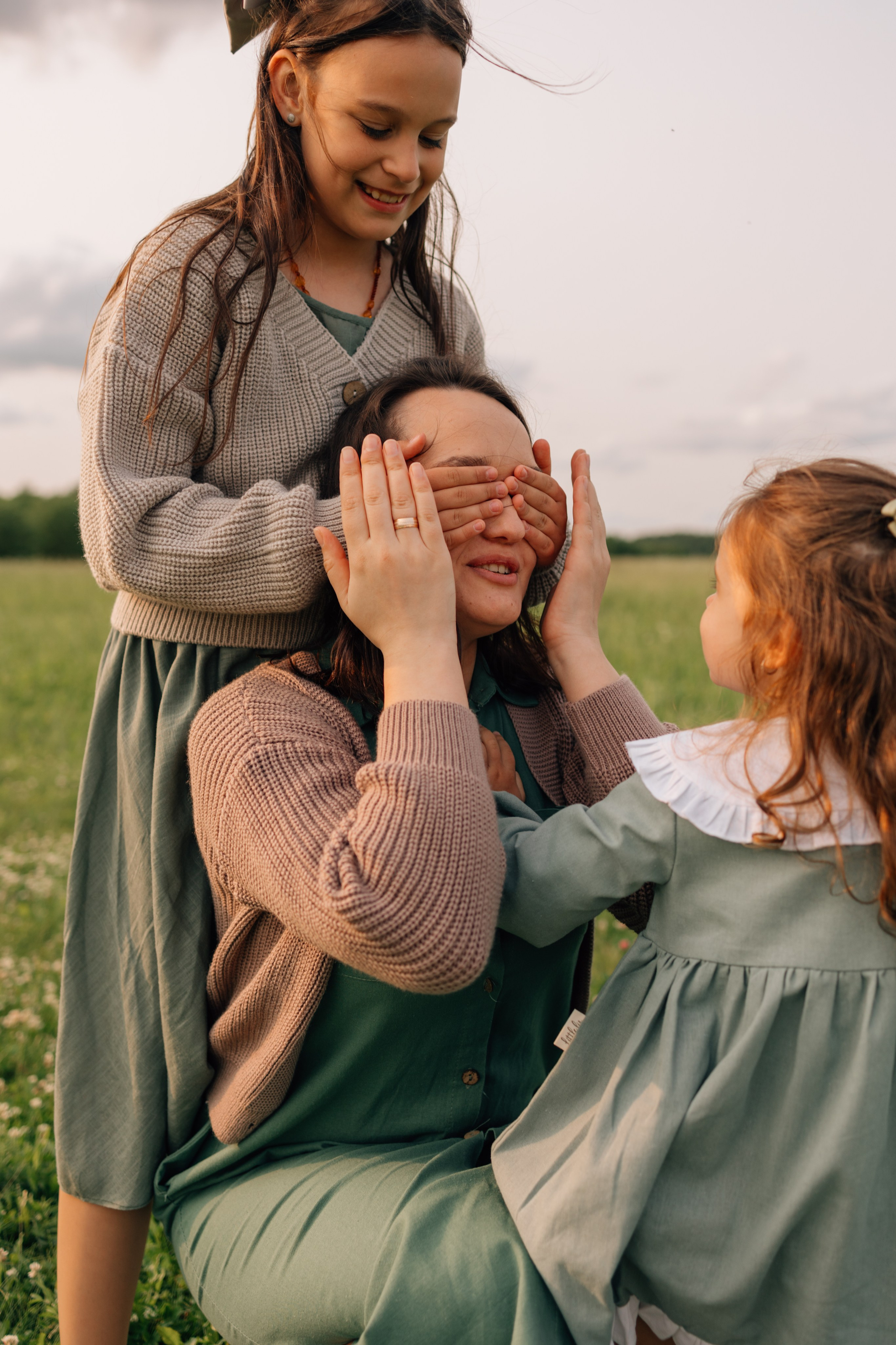 Анна, Марчелло, Настенька и Влада в поле. Фотограф Москва Светлана Кирюшина