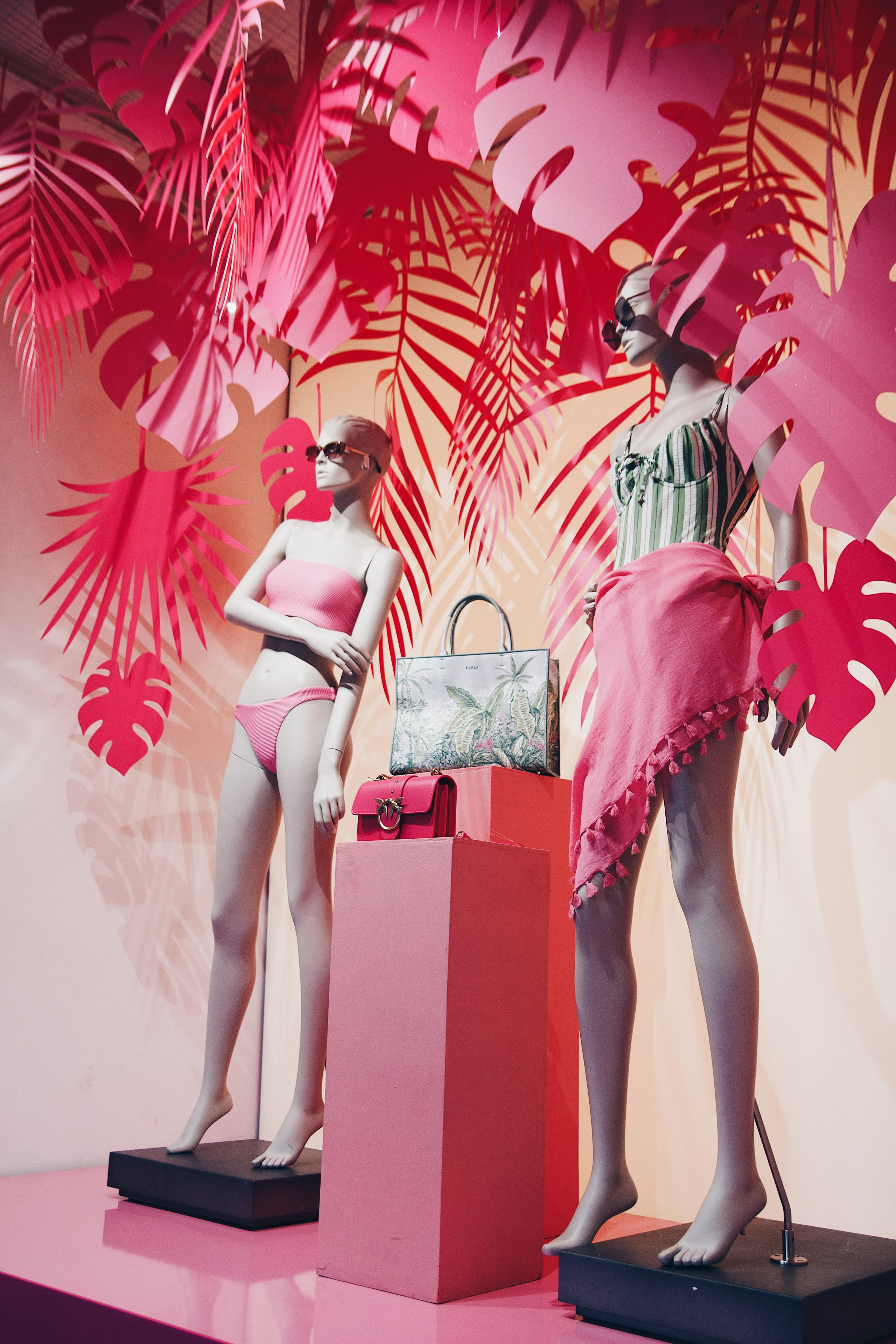 Оформление витрин Универмаг первый 2023. Ксения Почтарь. Декоратор и флорист, город Владивосток