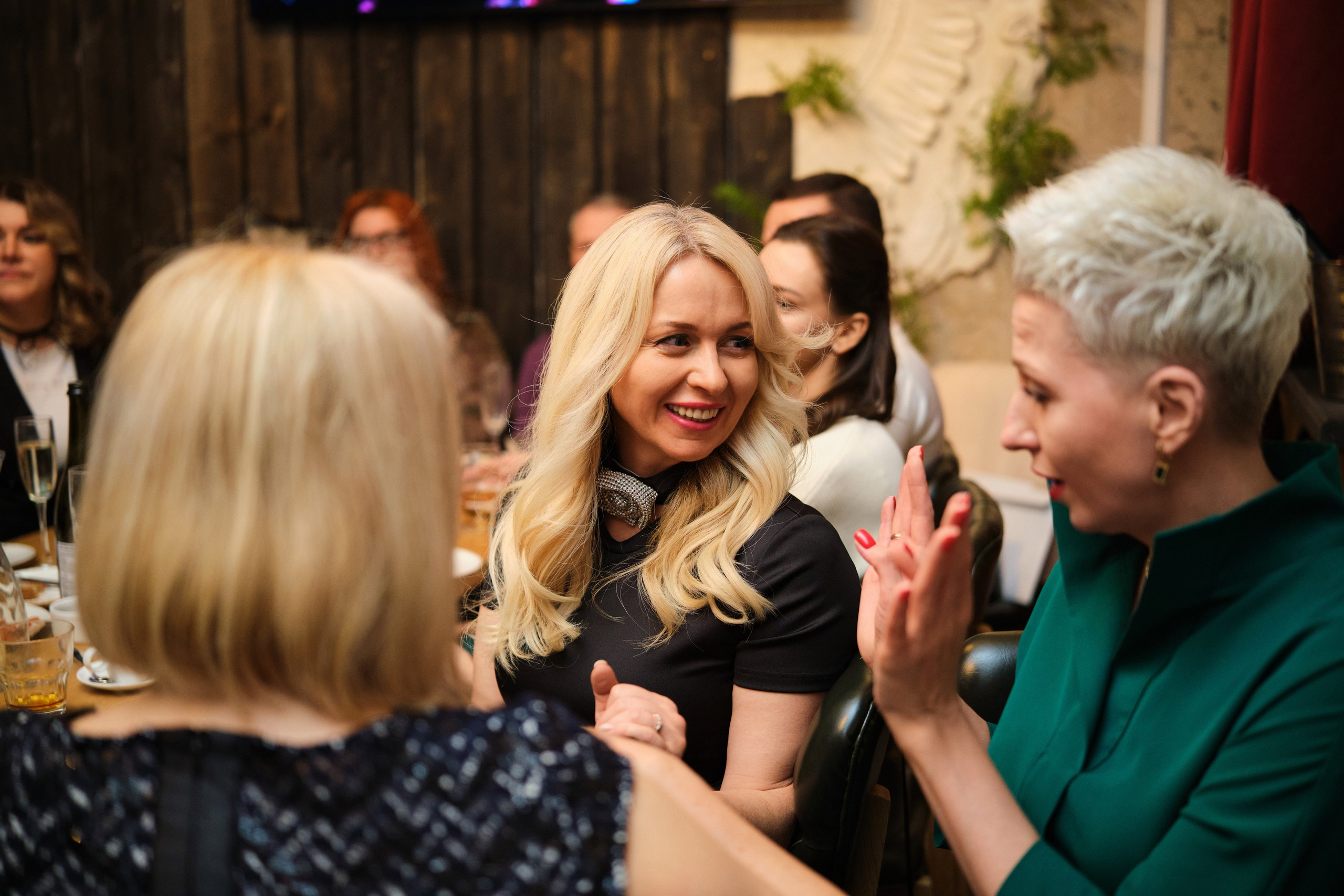 Фотосъёмка выпускного школы «Метатрикветра» в гастропабе «Особняк. Репортажный фотограф Дмитрий Литвинский. Минск, Беларусь, мир