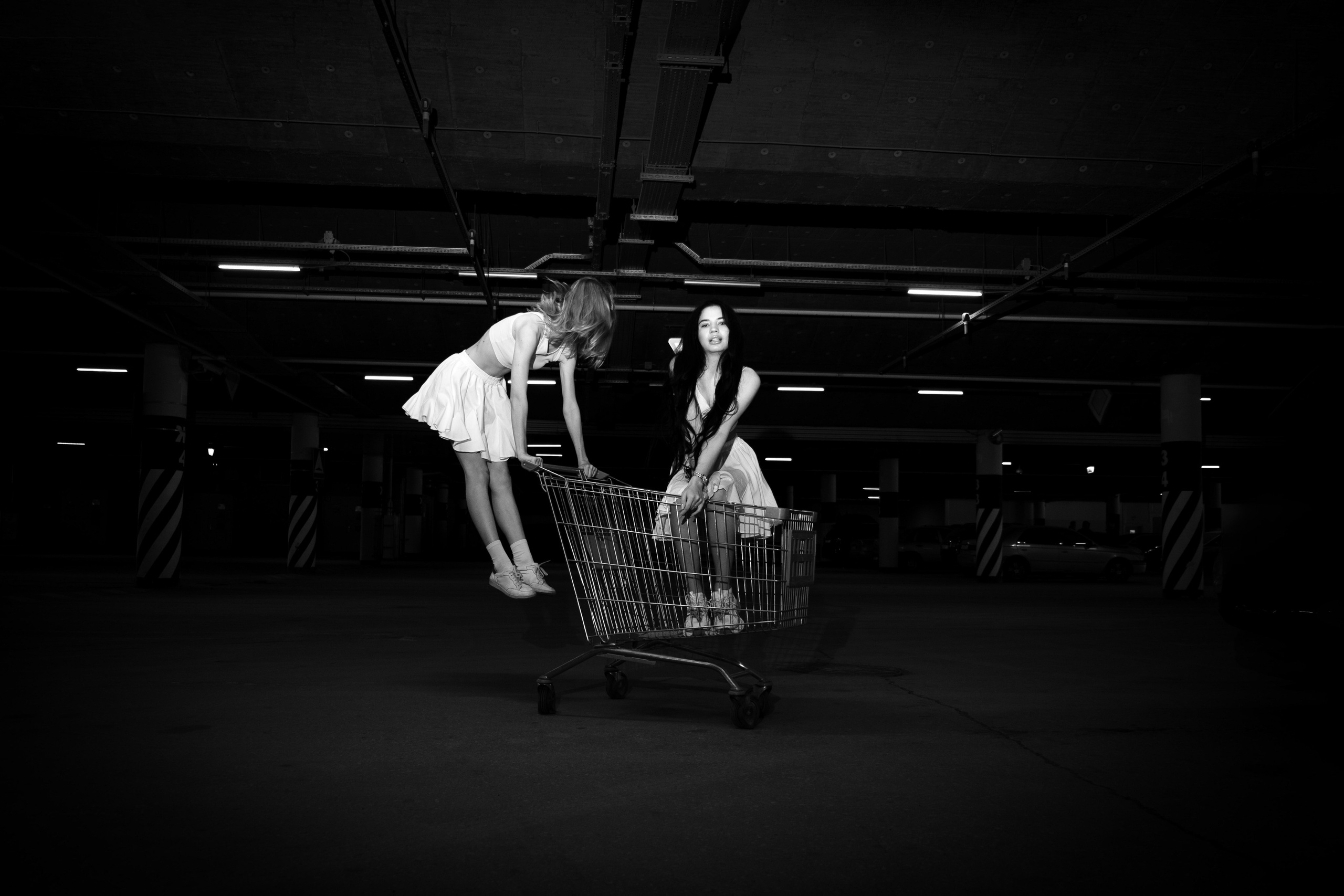 На парковке. Женский фотограф в Новосибирске Вячеслав Семакин