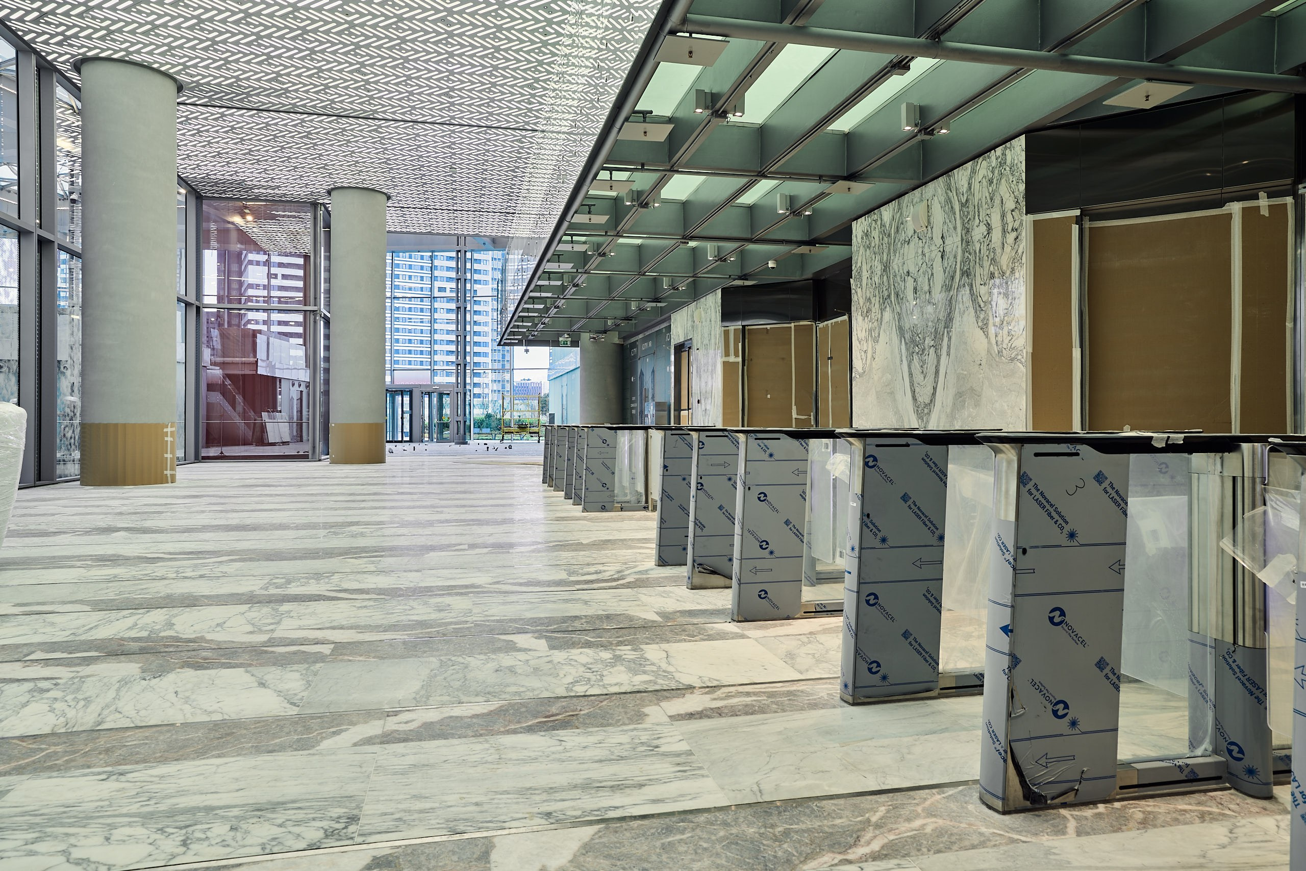 Интерьерное фото лобби на 6 этаже стилобата комплекса iCity  с рядом СКУДов