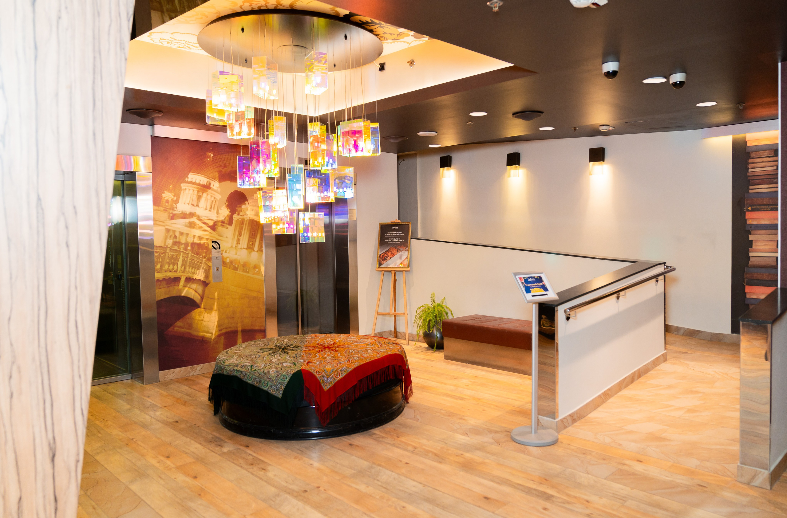 Стильный интерьер лобби Radisson Sonya Hotel с дизайнерским светильником. Фото Евгения Мальцева, Санкт-Петербург.