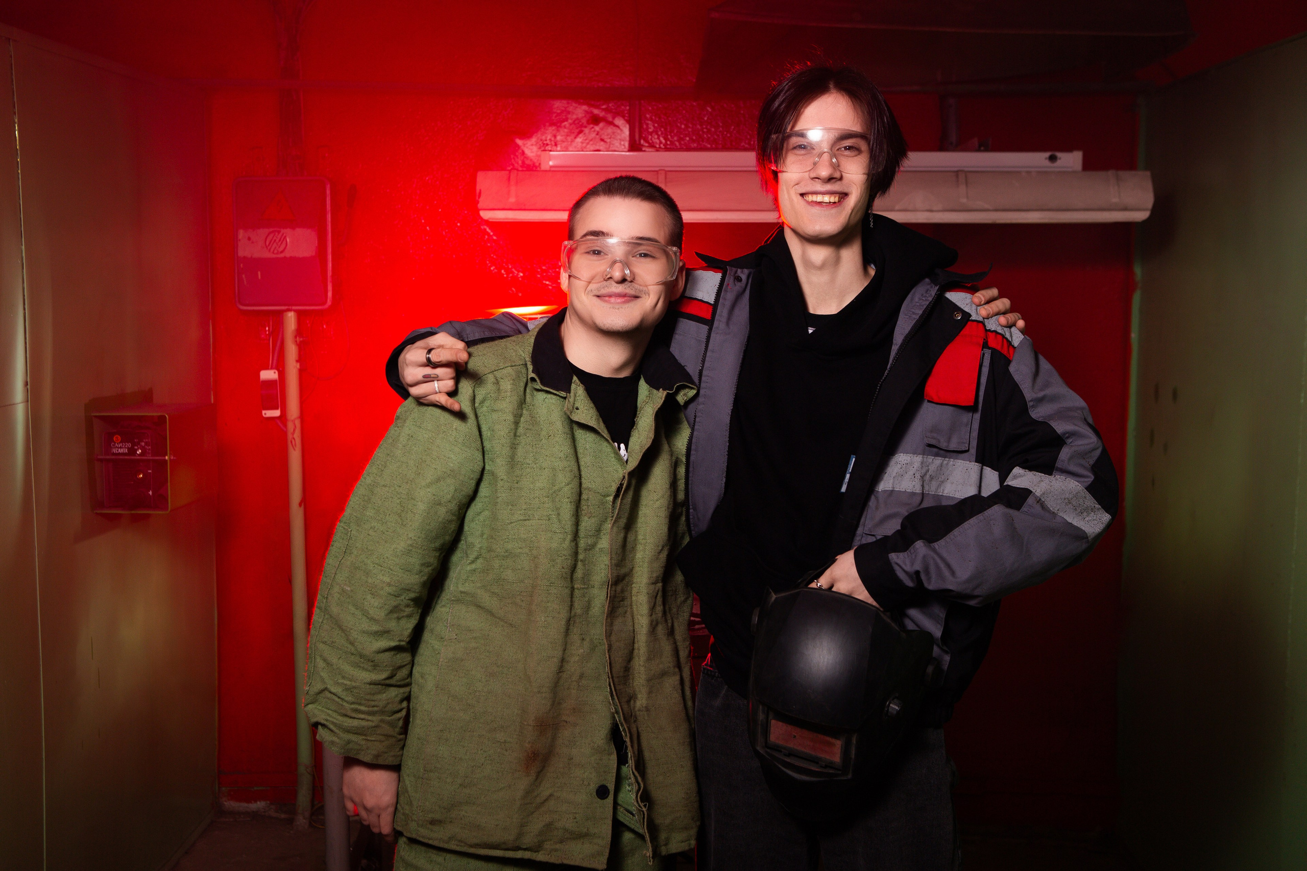 Фотосессия в Цеху для Выпускников Сварочного Производства | Твой Альбом Мценск. ТВОЙ АЛЬБОМ / ТВОИ ПРАВИЛА