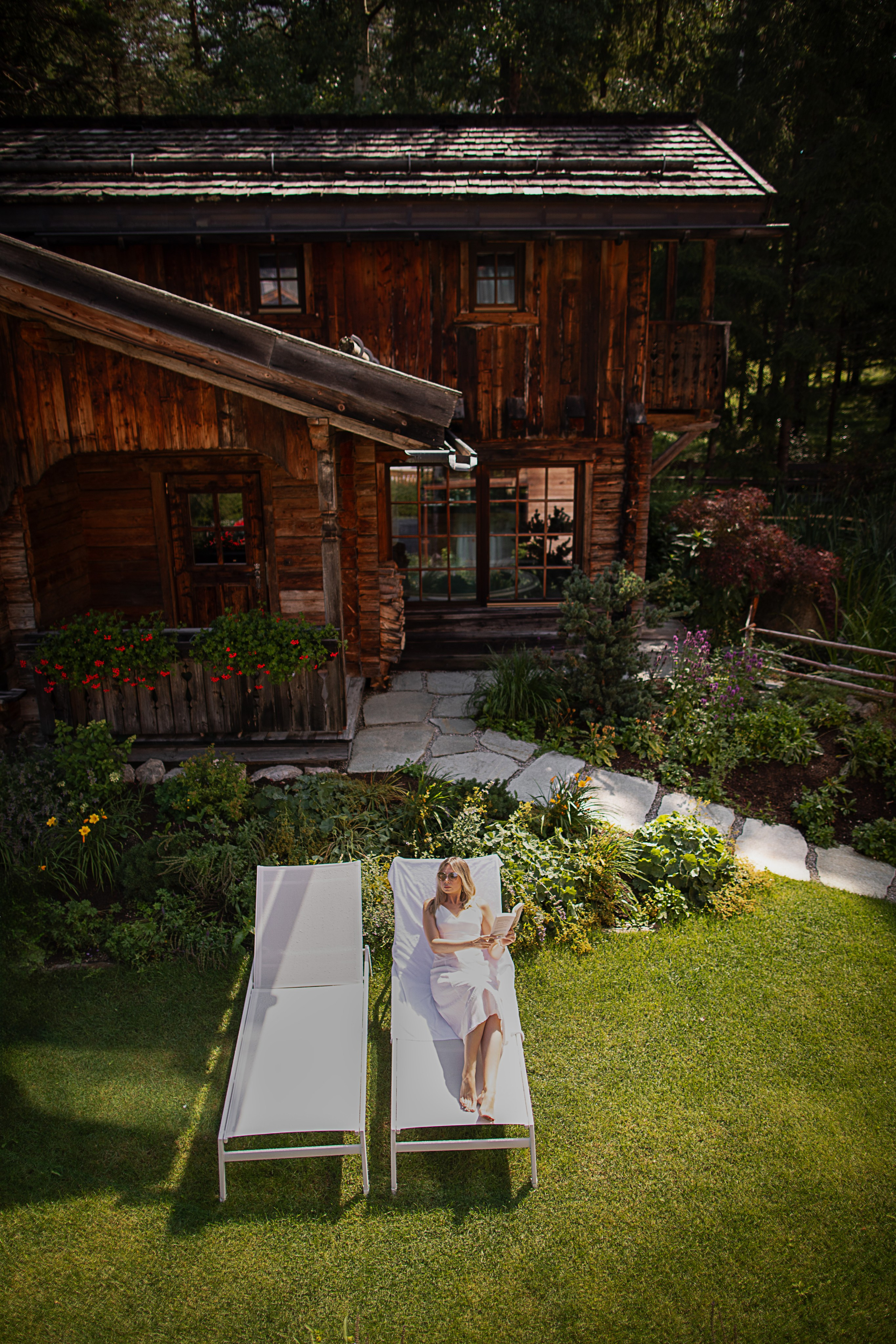 Content creator, hotel and hospitality photographer, travel photographer, photographer in Europe, hotel in Dolomites, chalet, jacuzzi