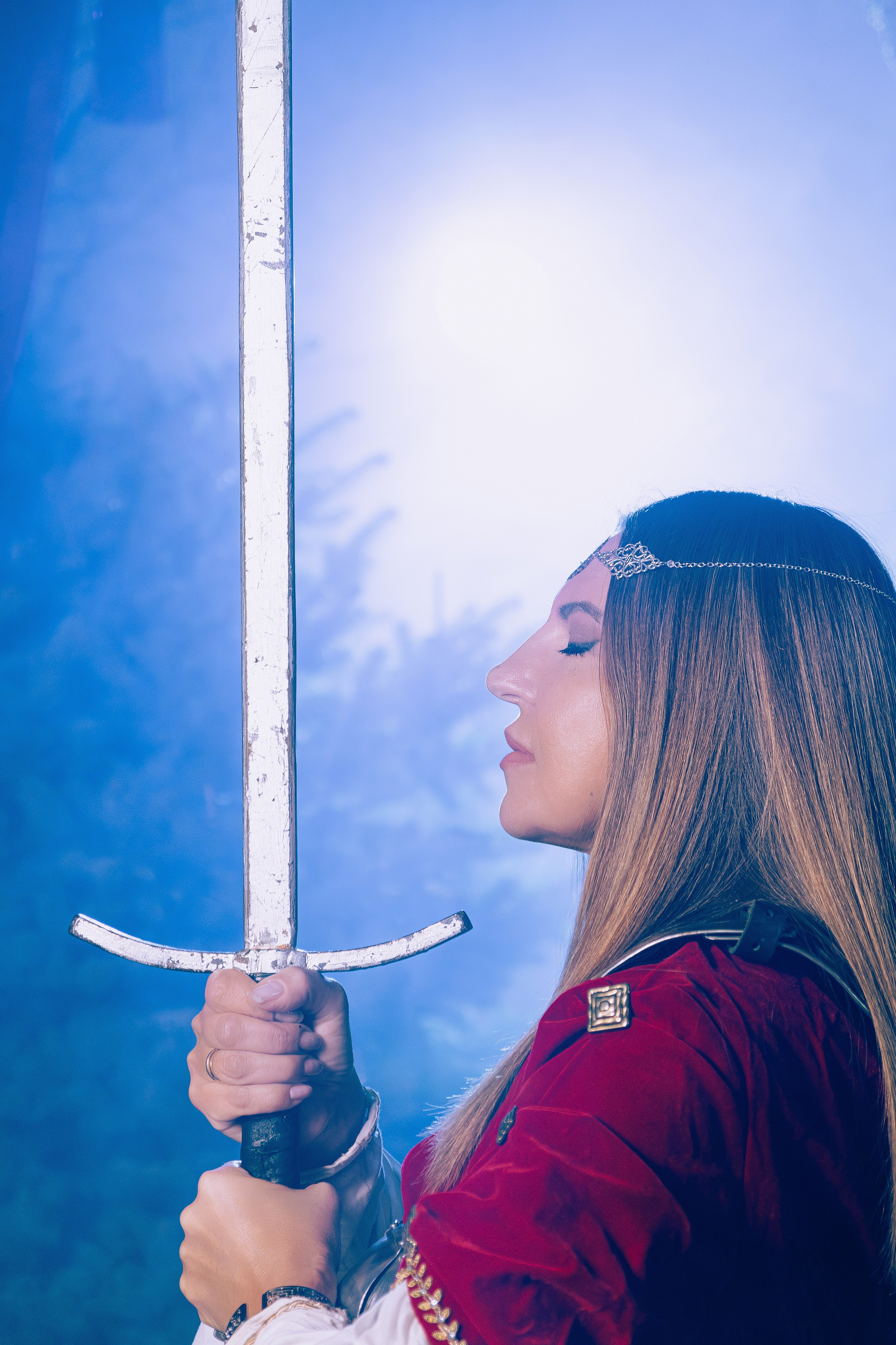 Женская фотосессия в Ростове-на-дону в образе воительницы с доспехами и мечом в поле.