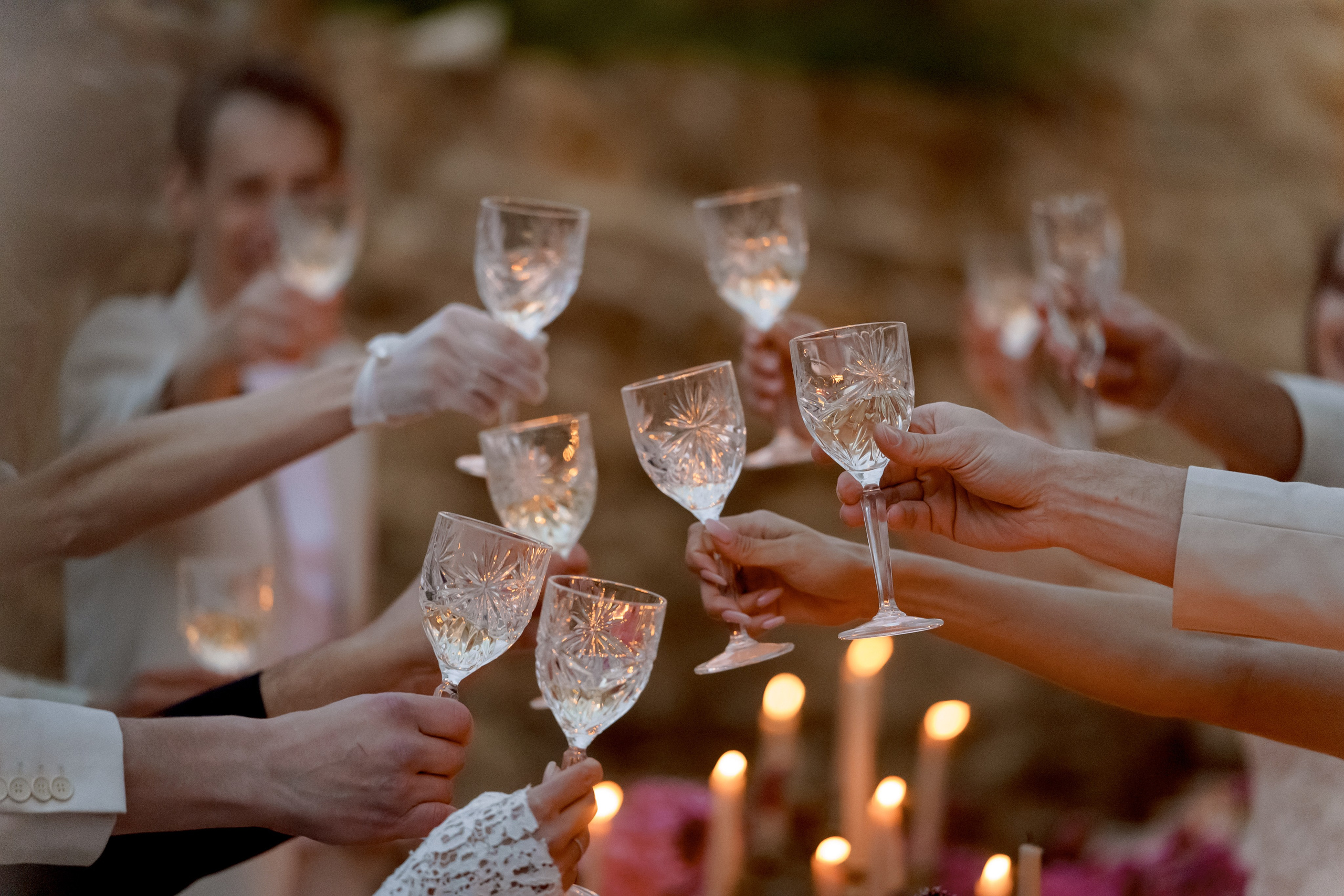 Гости поднимают бокалы с вином за жениха и невесту 