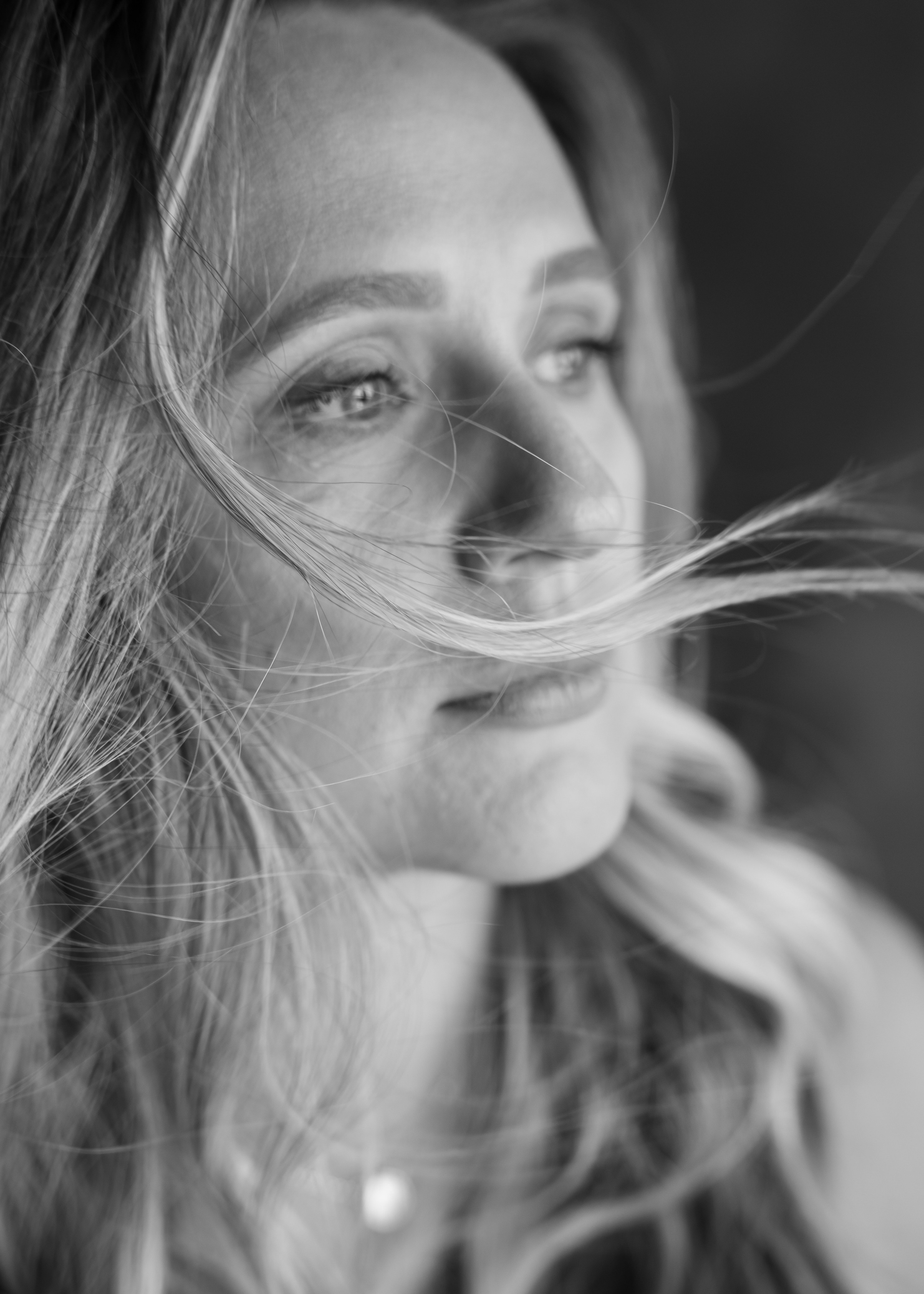 Женский нежный фотопортрет на стуле в студии Красноряск. Женский фотограф в Красноярске