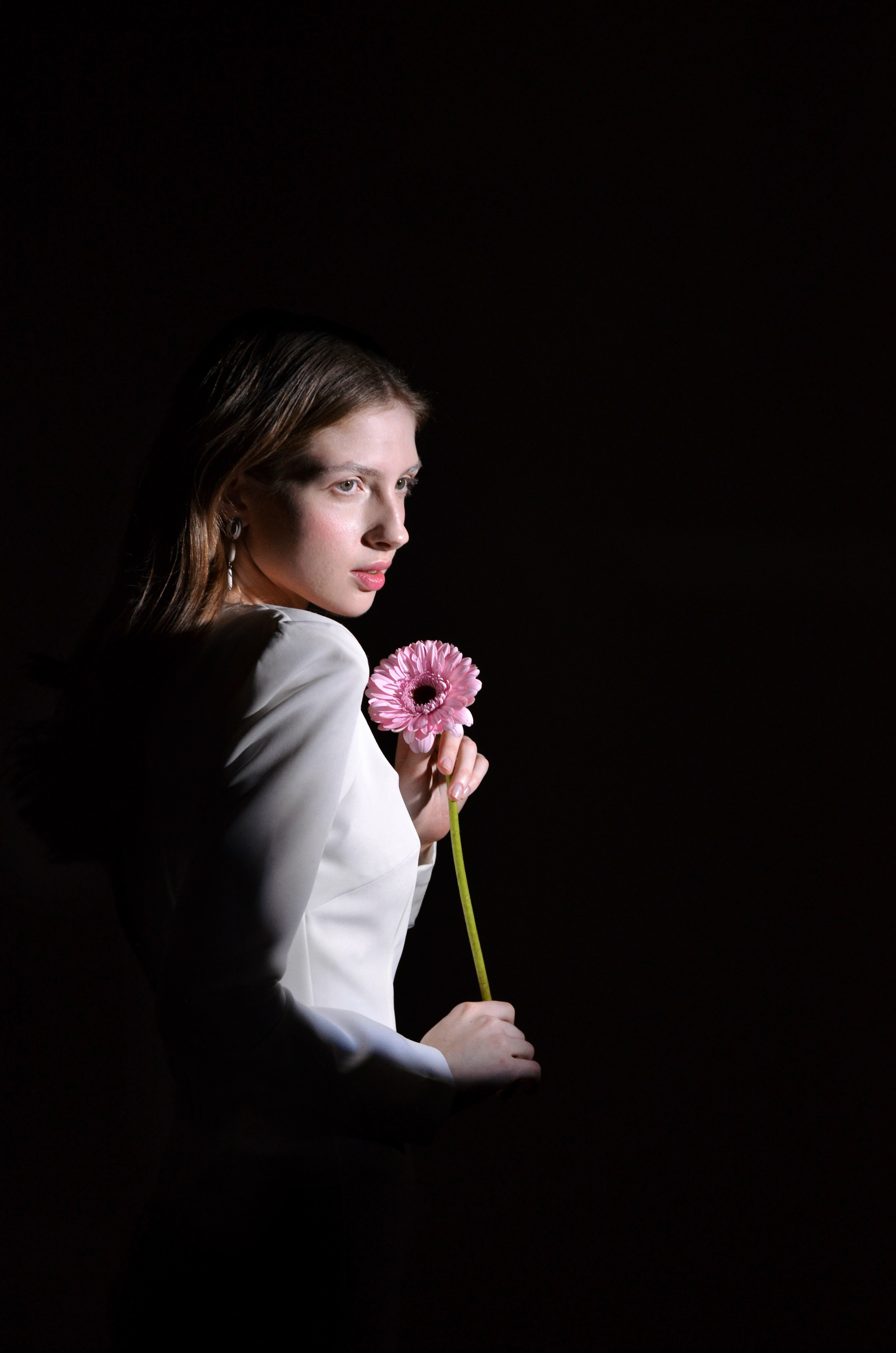 Девушка и цветок. Фотографы для фотосессий в Новосибирске