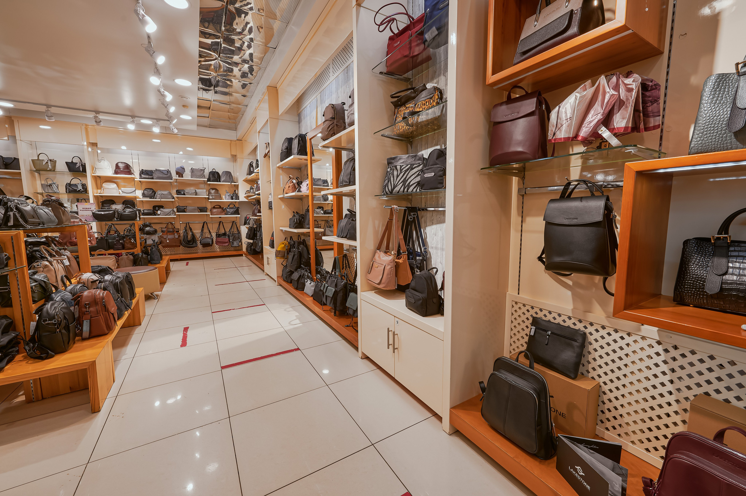 Портфолио по интерьерной и экстерьерной фотосъёмки: Мир Сумок — Правый берег. Фотограф Яковлев Роман — Красноярск