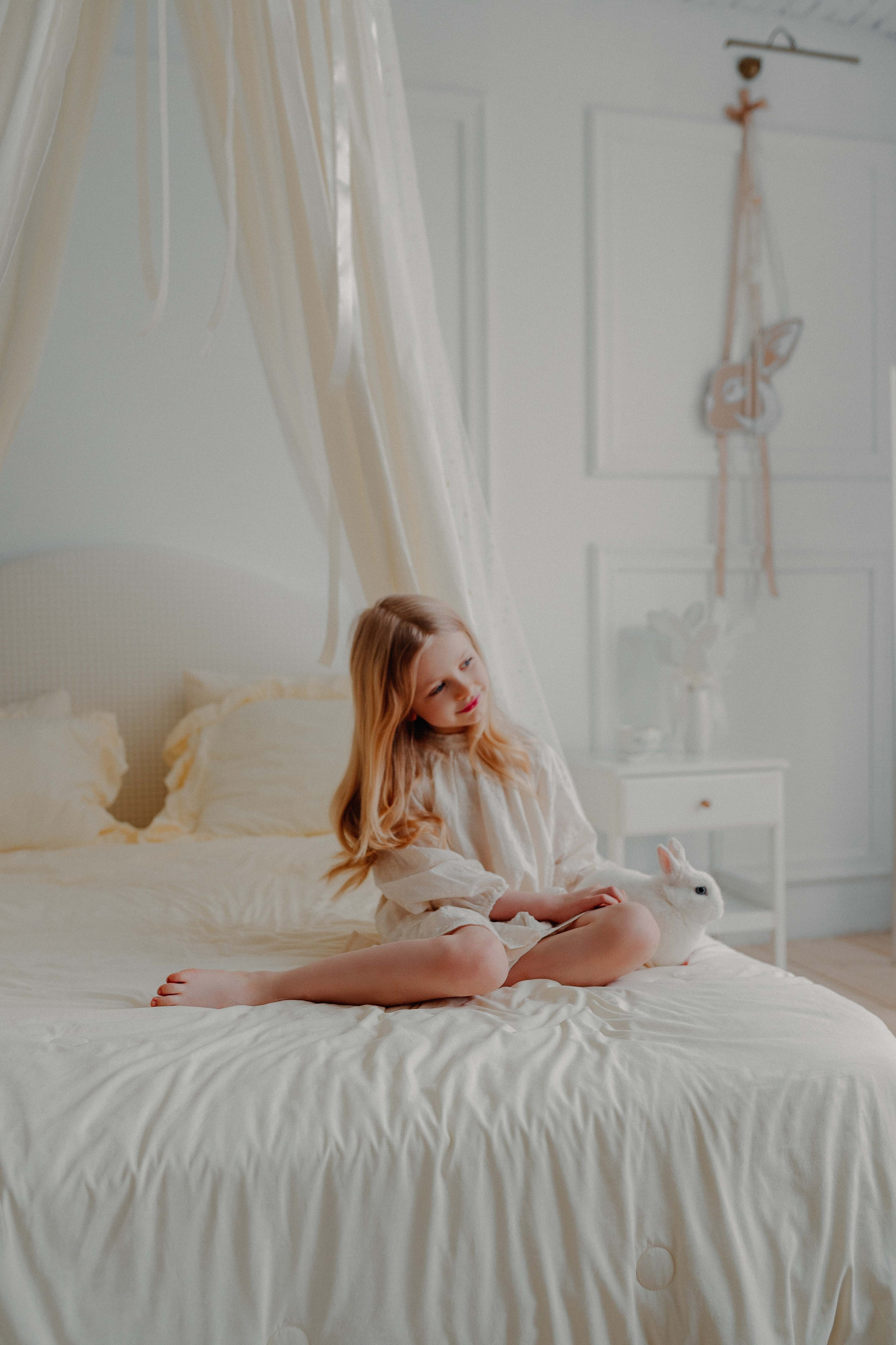 Семейный фотограф спб, фотосессия с зайчатами, фотография ребенка в пасхальном интерьере, фотограф санкт-петербург, детская фотосессия, белый интерьер, пасха, пасхальные яйца, девочка в белом платье