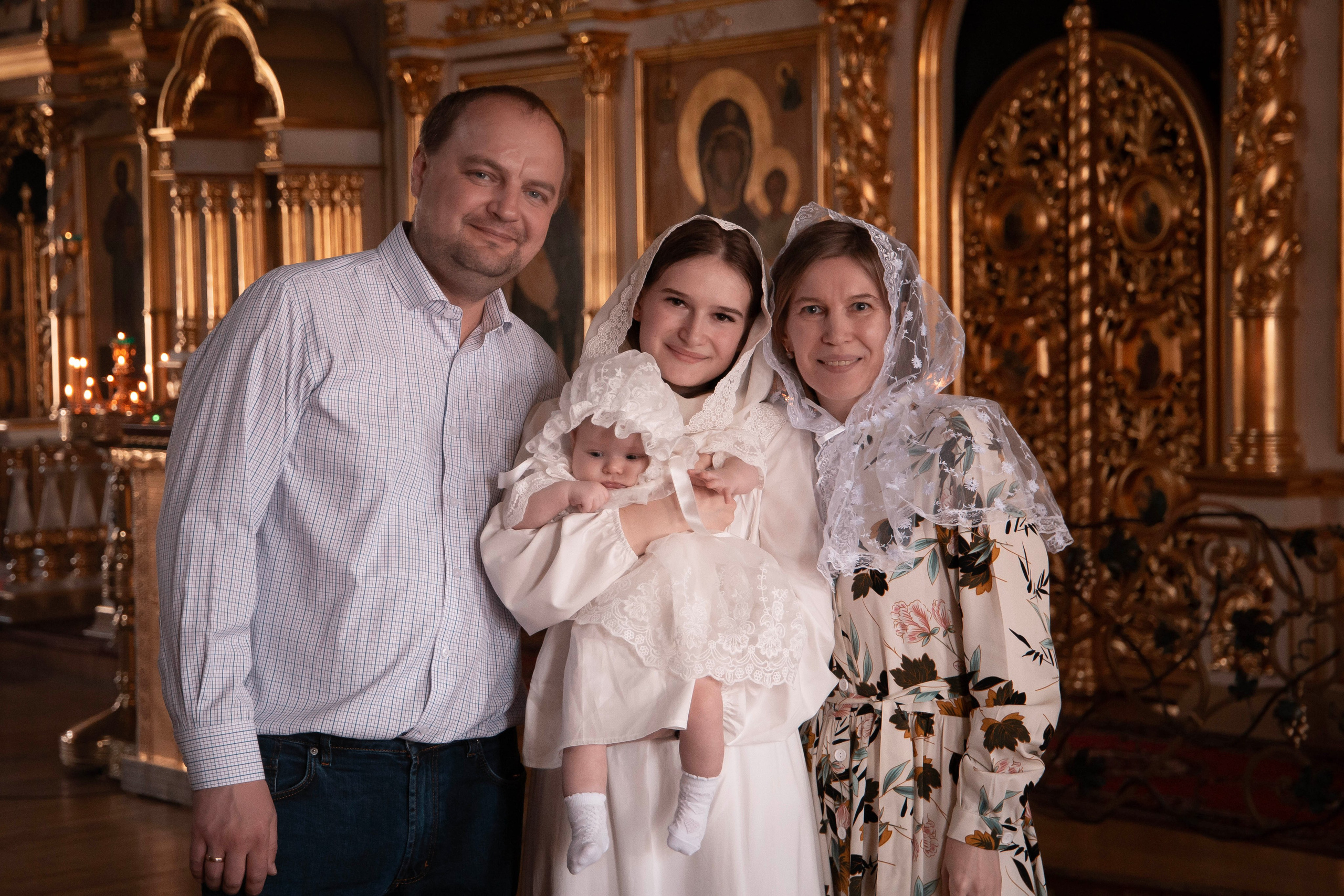 Портрет малышки  Катюши с родственниками в храме после крещения